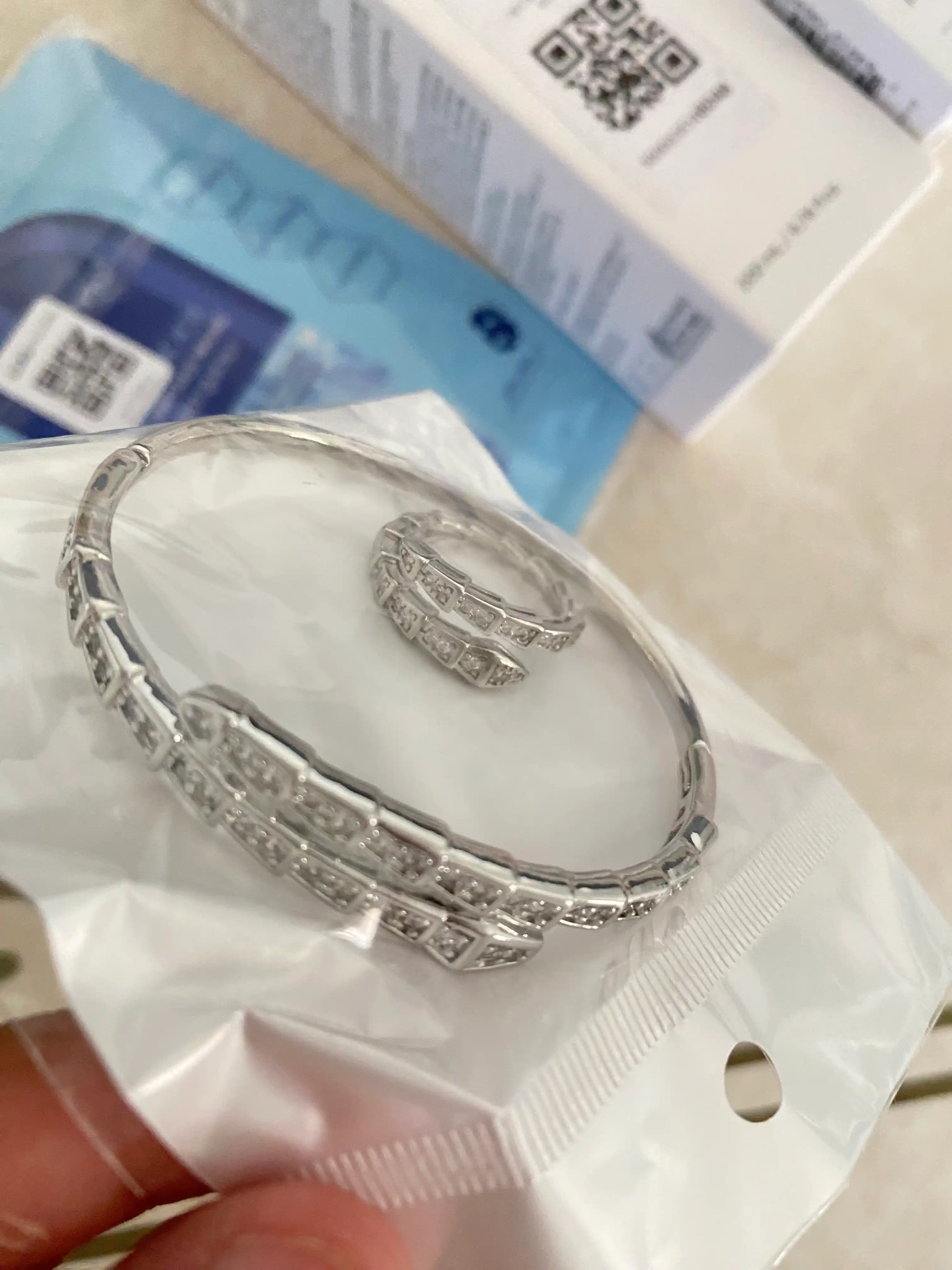 Набор бижутерии в стиле Bvlgari: браслет и кольцо в форме змеи