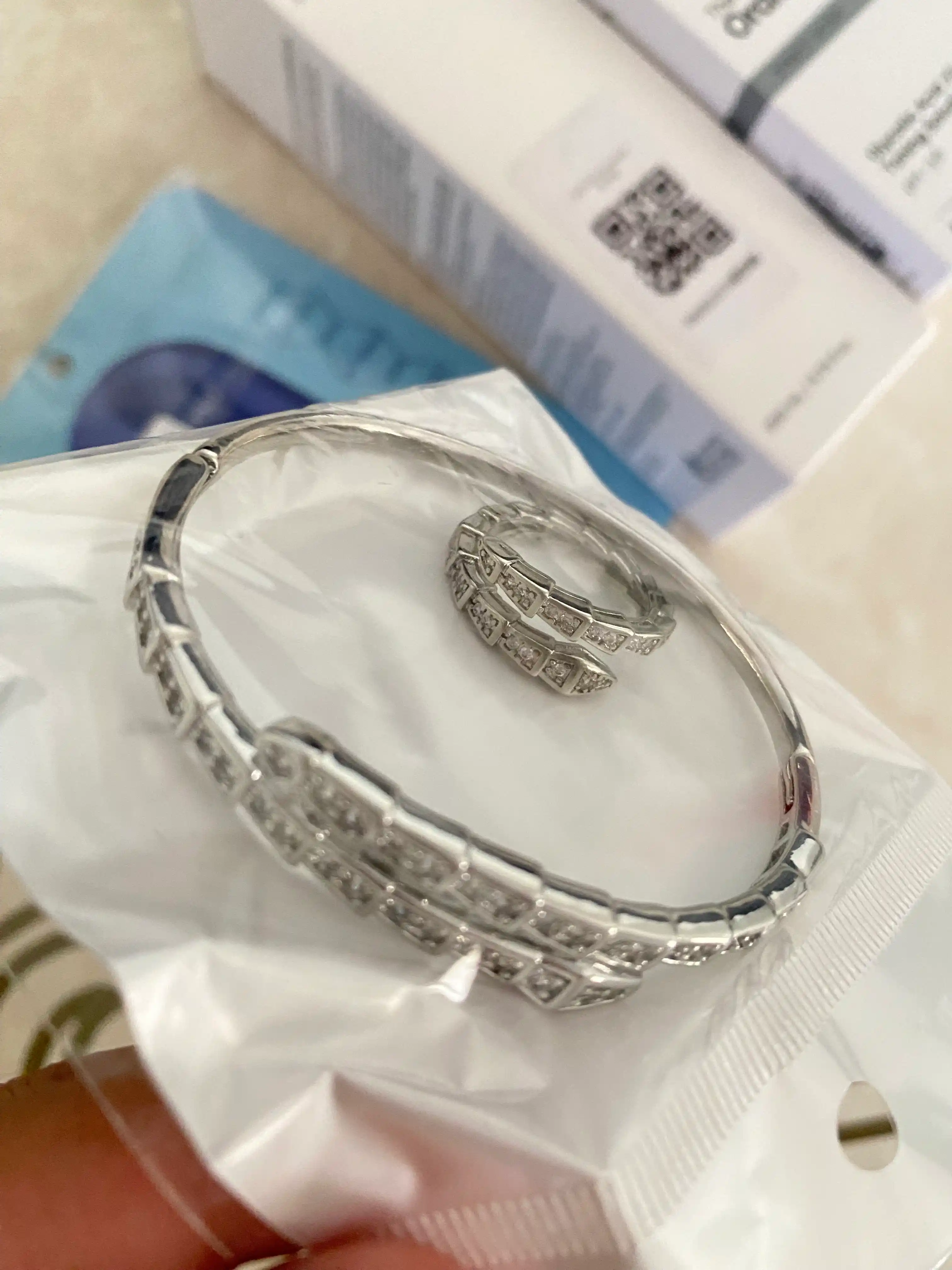 Набор бижутерии в стиле Bvlgari: браслет и кольцо в форме змеи