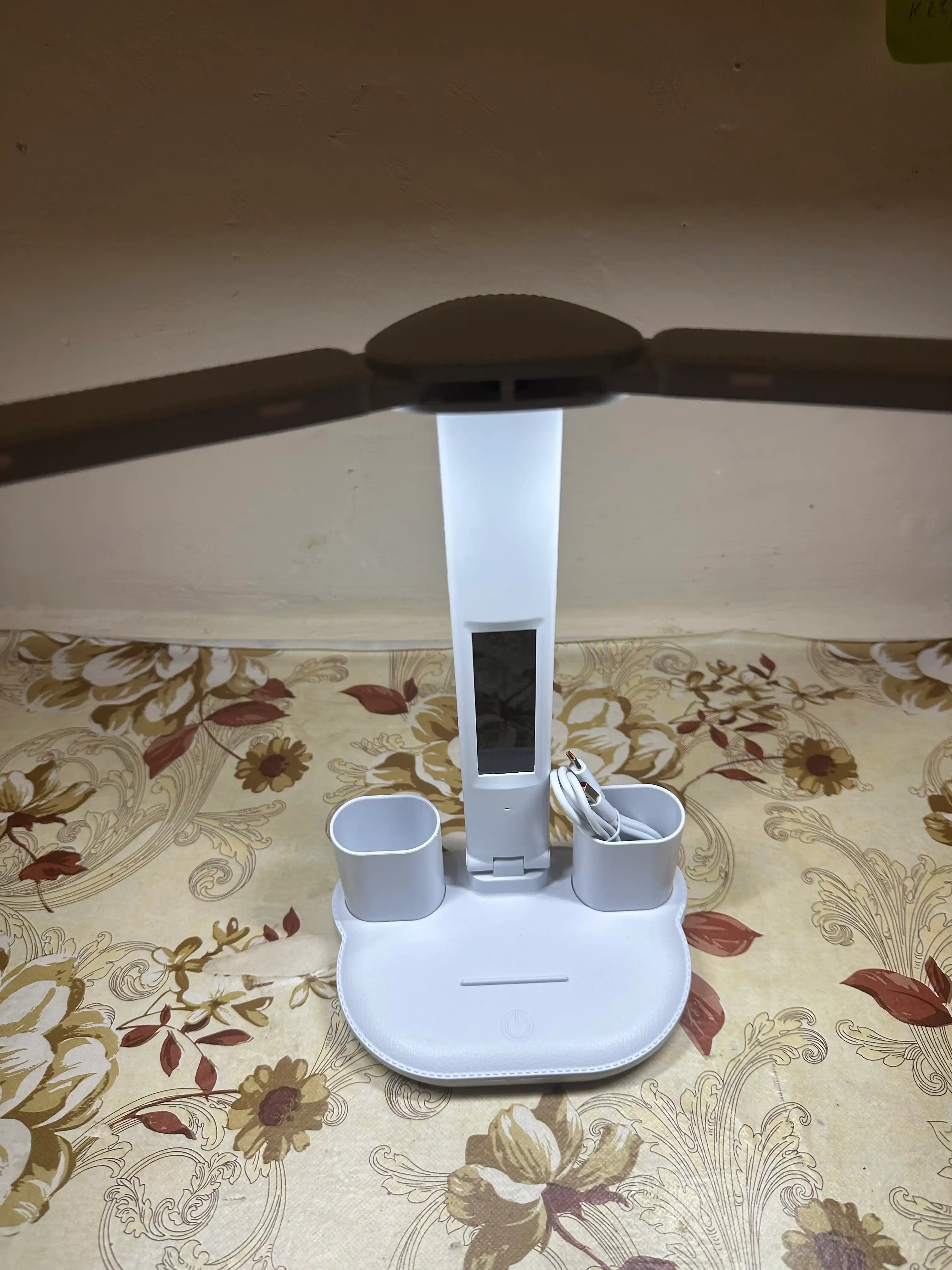 Soatli, senzorli va zaryad qilish funksiyasiga ega LED lampa, talabaga moslashgan