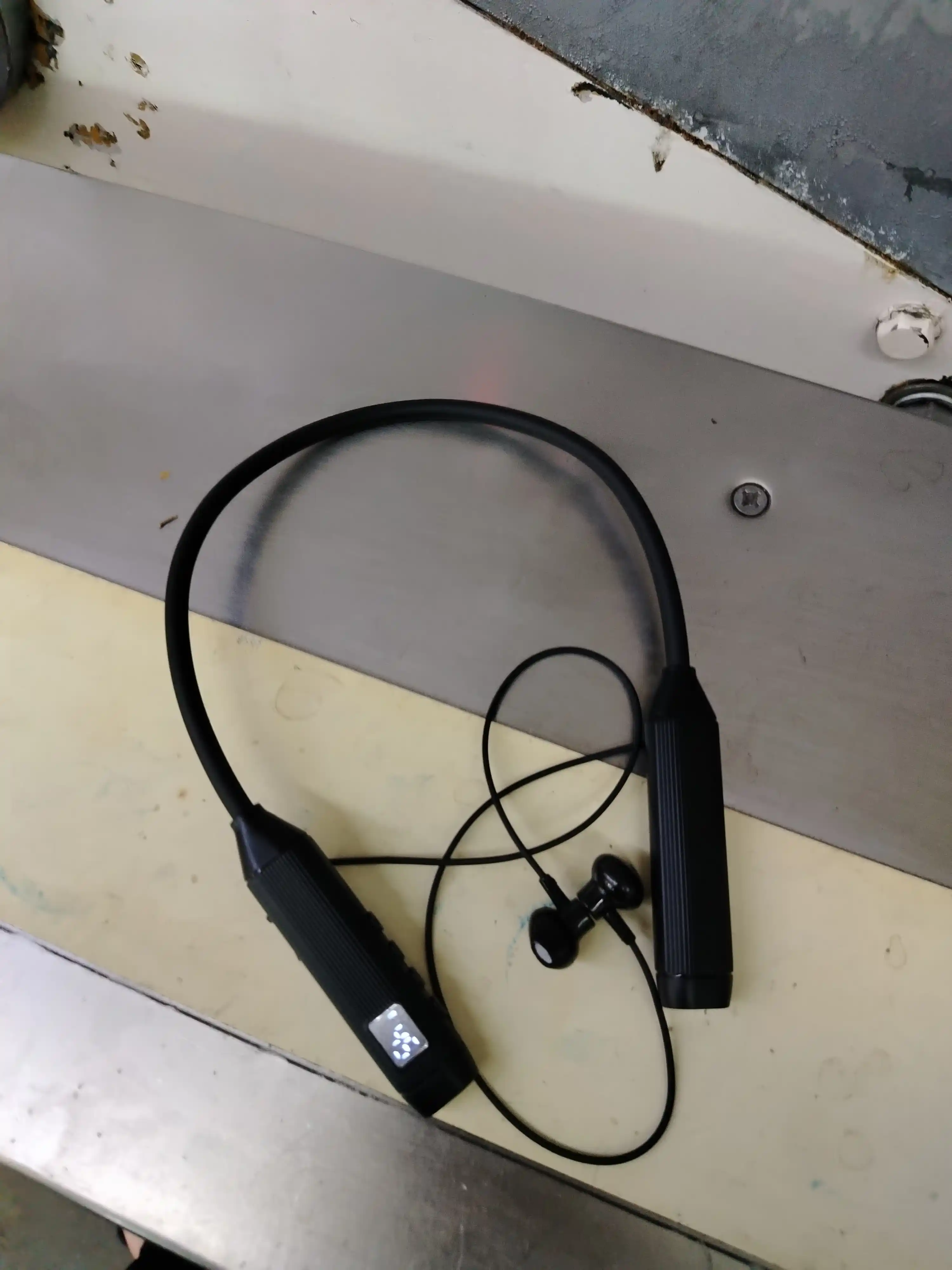Simsiz sport minigarnituralari, bo'yin jantali, raqamli displey, Bluetooth BT-107, magnit