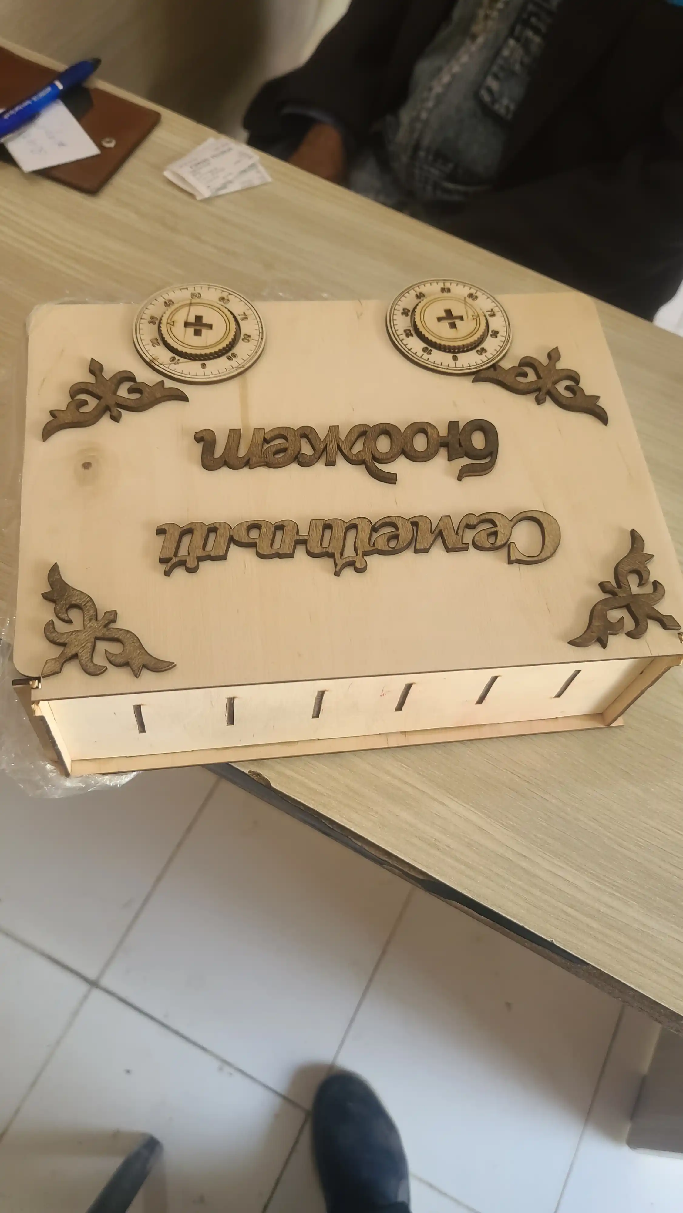 Шкатулка из фанеры с прекрасной надписью "Семейный бюджет"