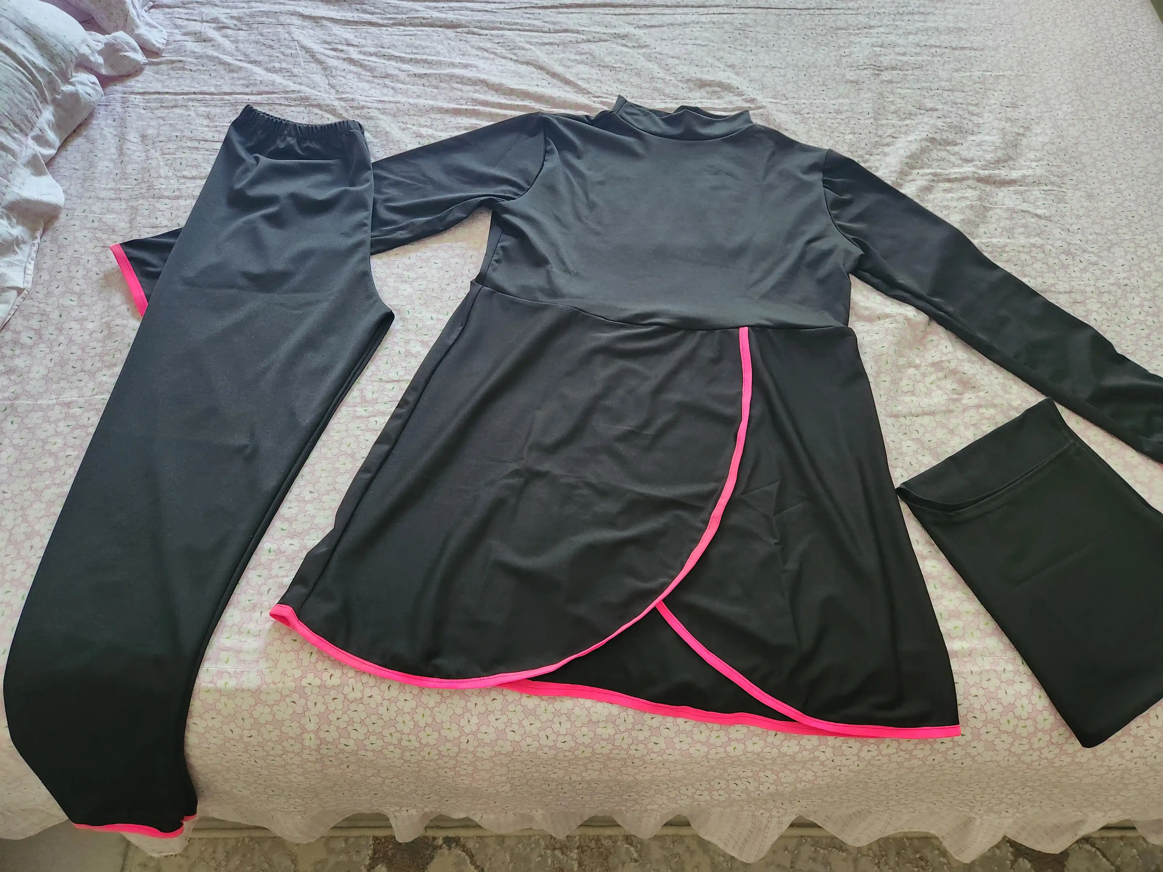 Kupalnik, ayollar uchun burkini, muslimalar uchun cho'milish kiyimi