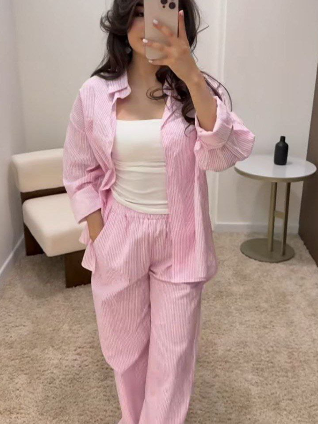 Patent teri kiyimidagi qizlar