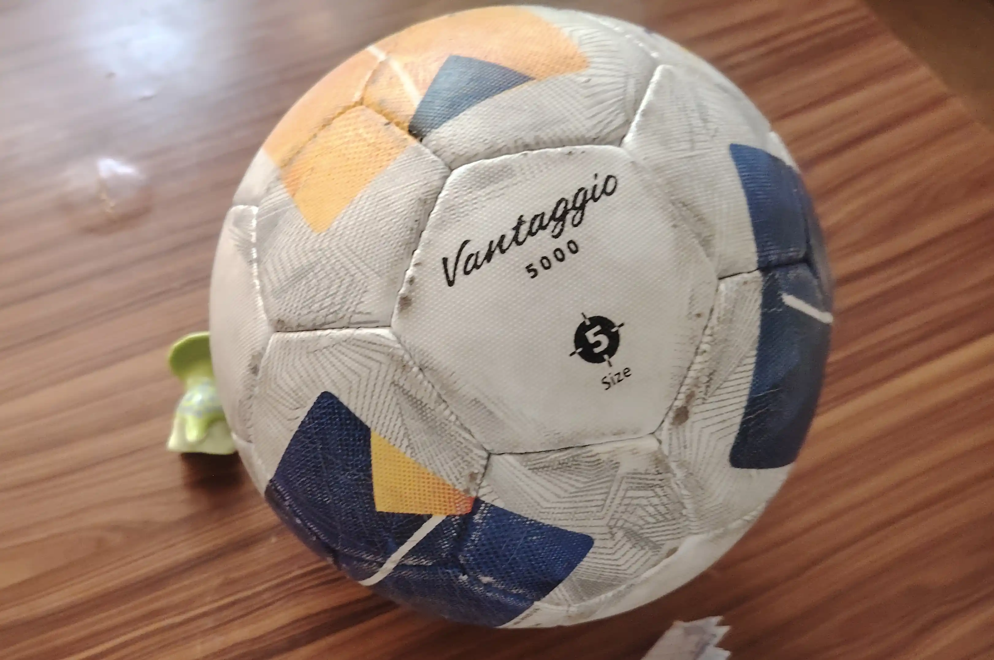 Futbol to'pi Molten F5A5000-AC, o'lcham 5