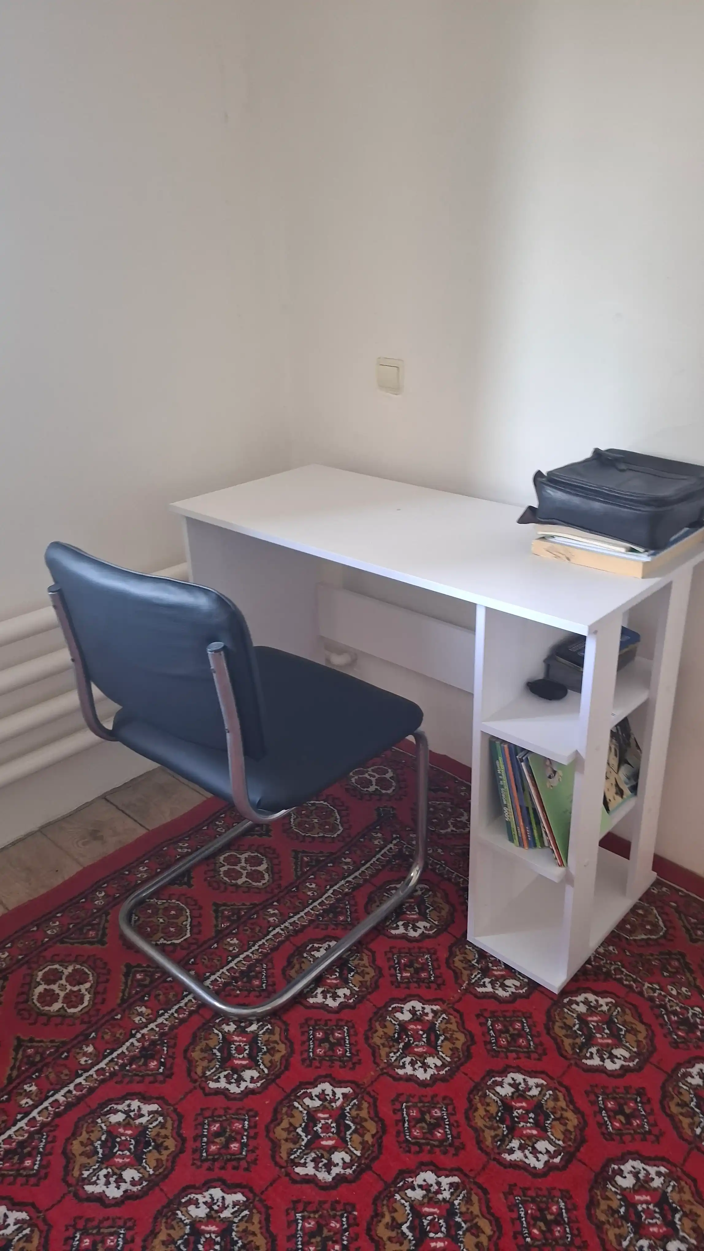 Silvia stuli, uy, ofis, o‘qish va ish uchun aralash ekocharm va sifatli mato