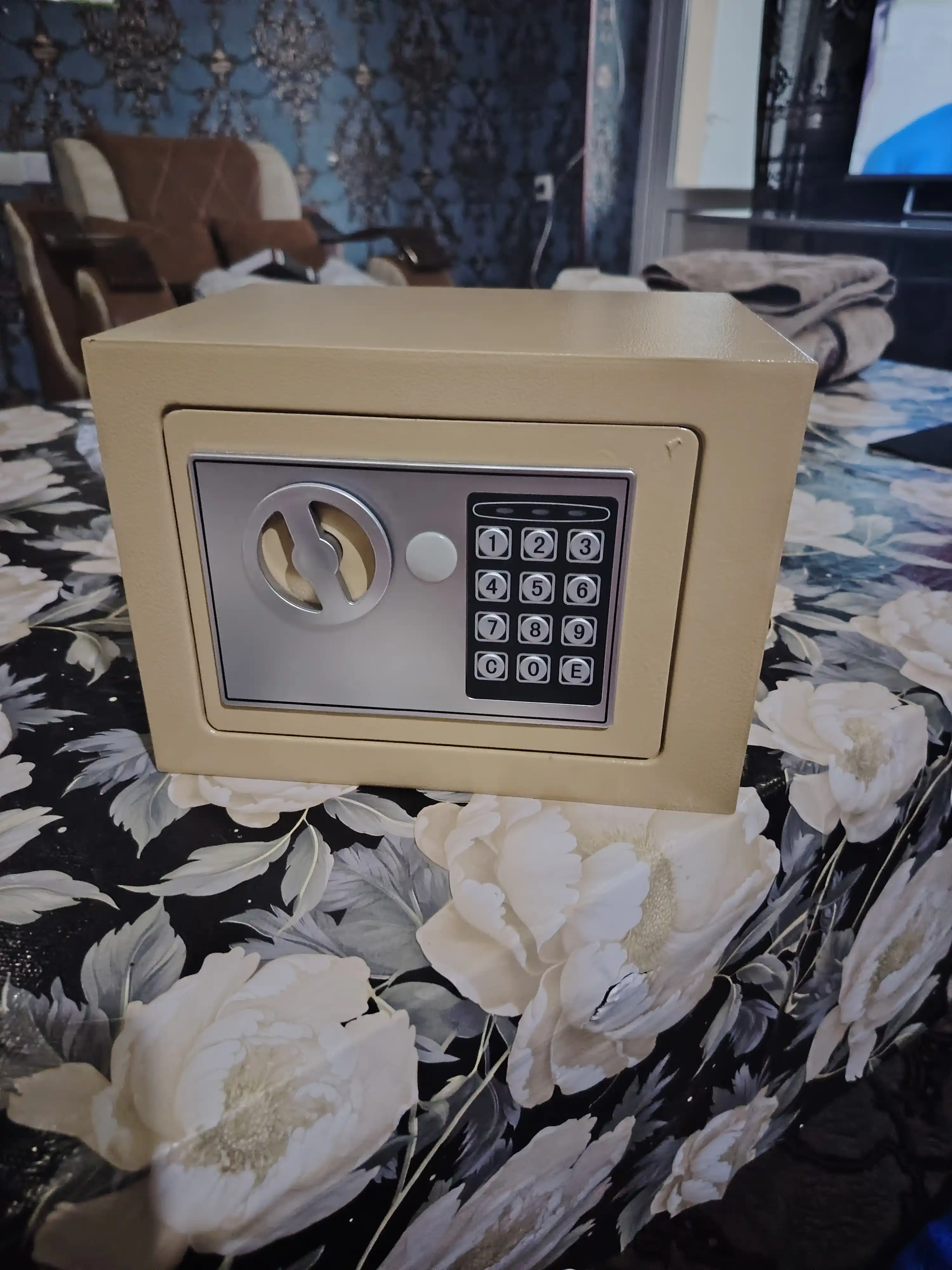 Uy va ofis uchun mini elektron seyf. Kalitli va parol o'rnatsa bo'ladi, 17x23x17 sm