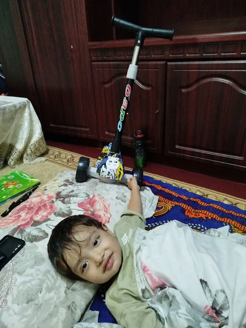 Bolalar samokati Yonadigan  g'ildirak va baquvat rama 1-8 yosh 50kg gcha