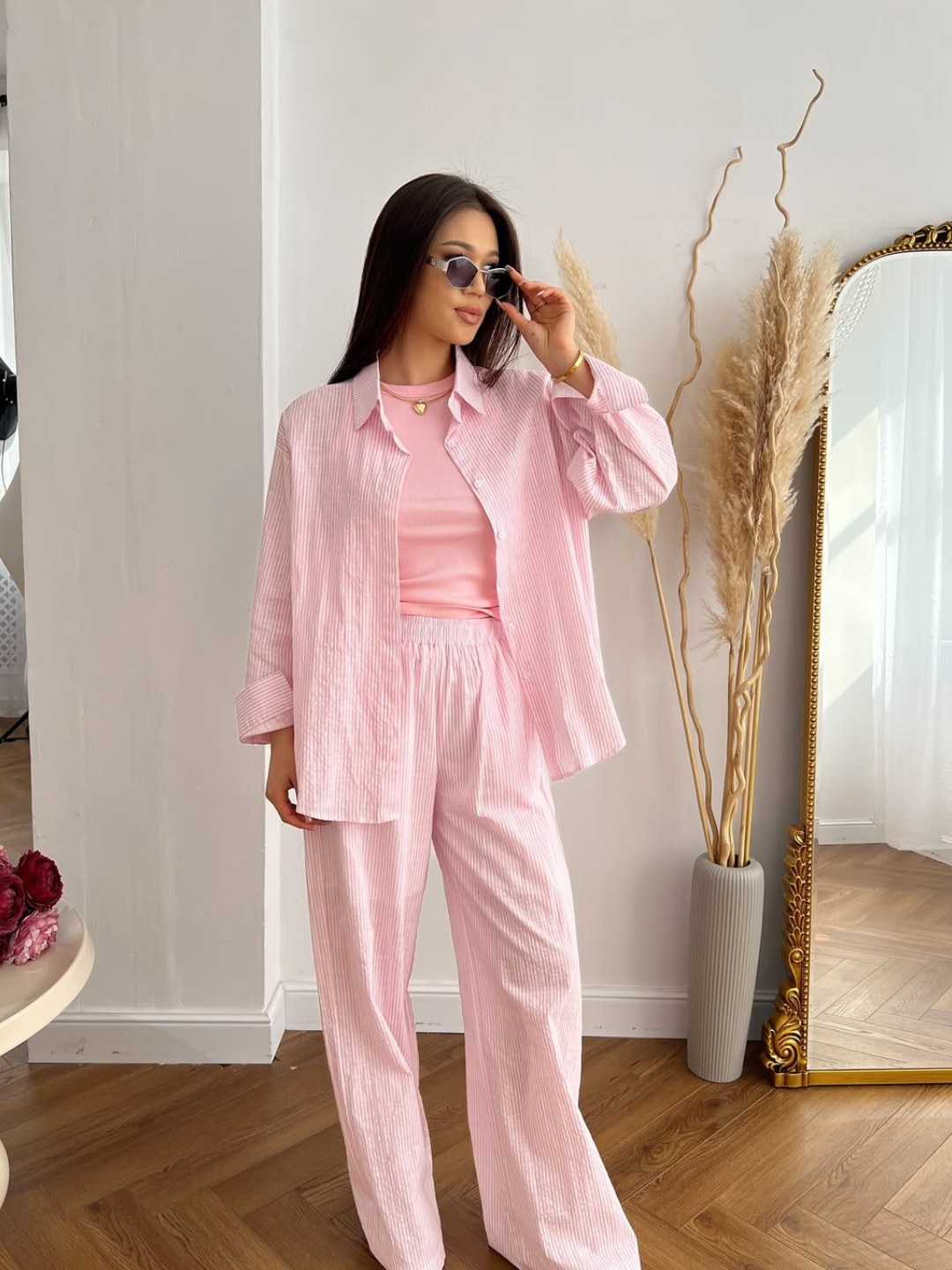 Qizlar tiz chokib, külotlarini pastga tushirishdi.