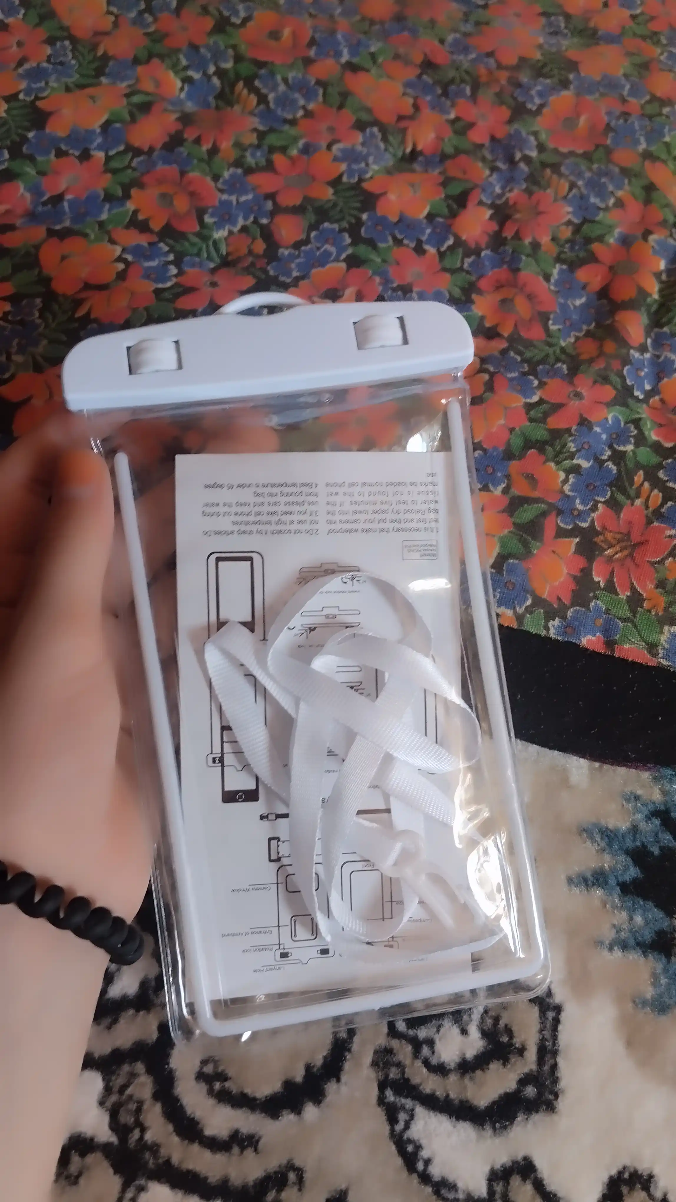 Suv o'tkazmaydigan telefon g'ilofi