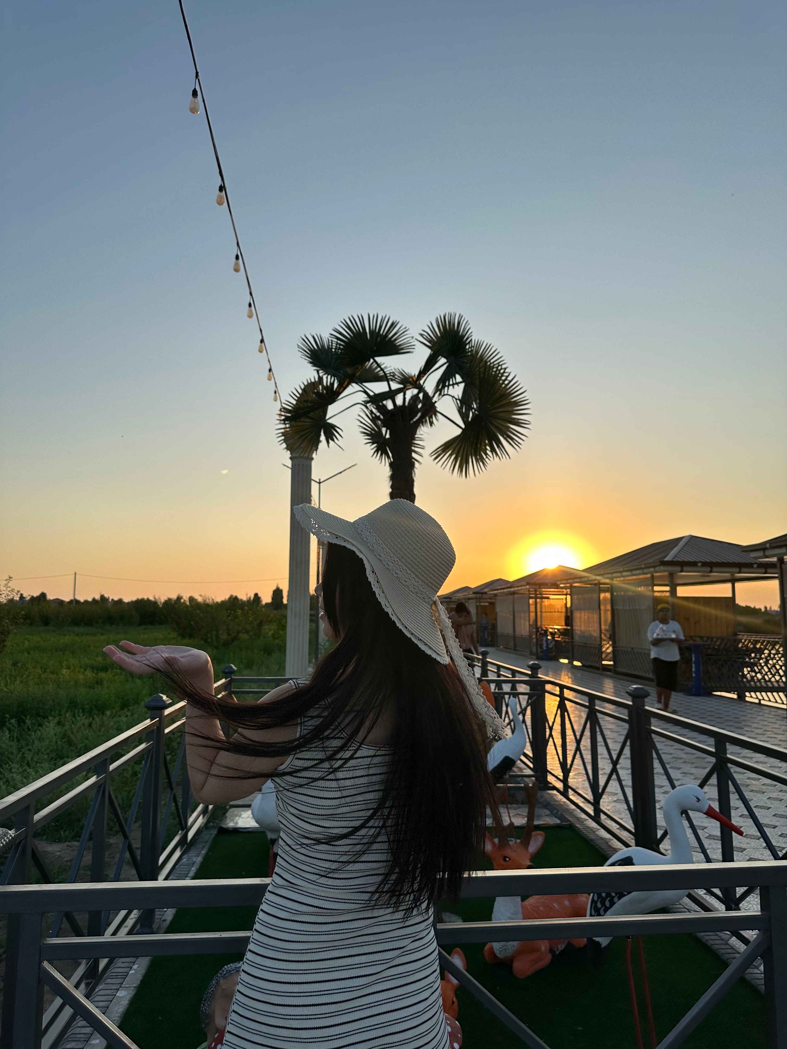 Qizi otasining katta sikini kordi va unga tegmoqchi boldi (porno onlayn)