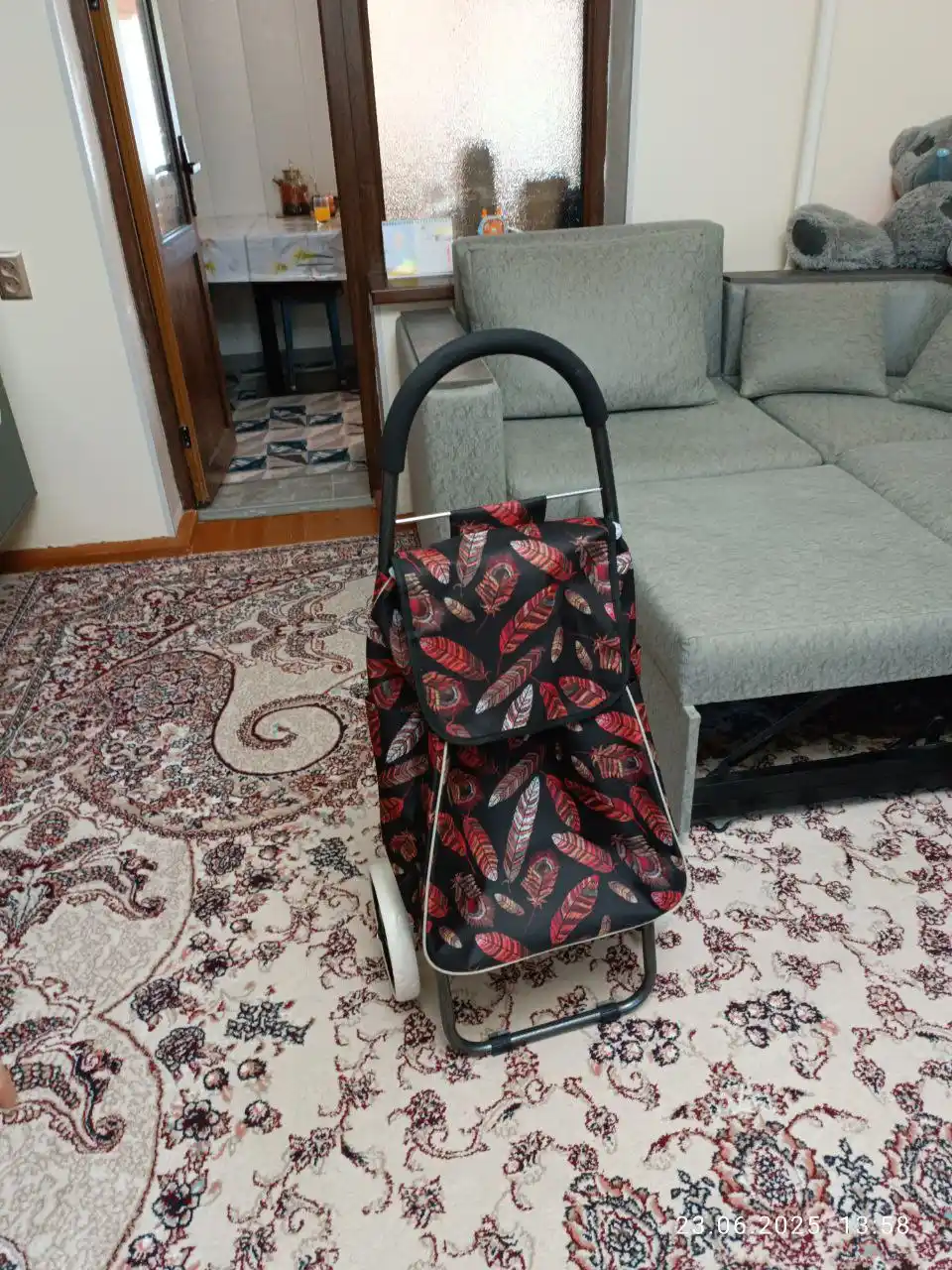 Sumka arava, bozor uchun, katta g'ildiraklardagi sumka