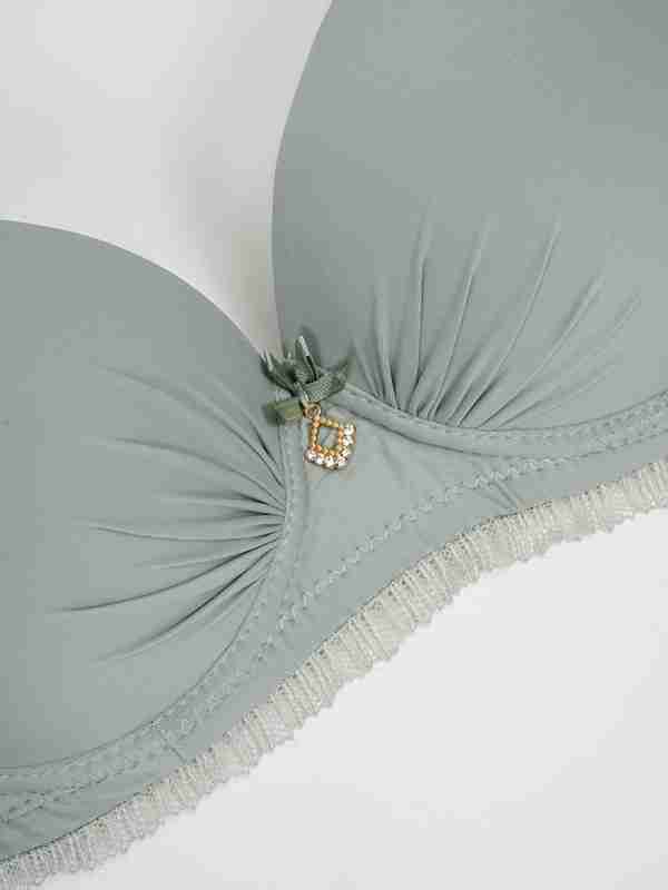 Sotuvchi ayollarning kiyimlari ostidagi yalangoch dumbalarining fotosuratlari