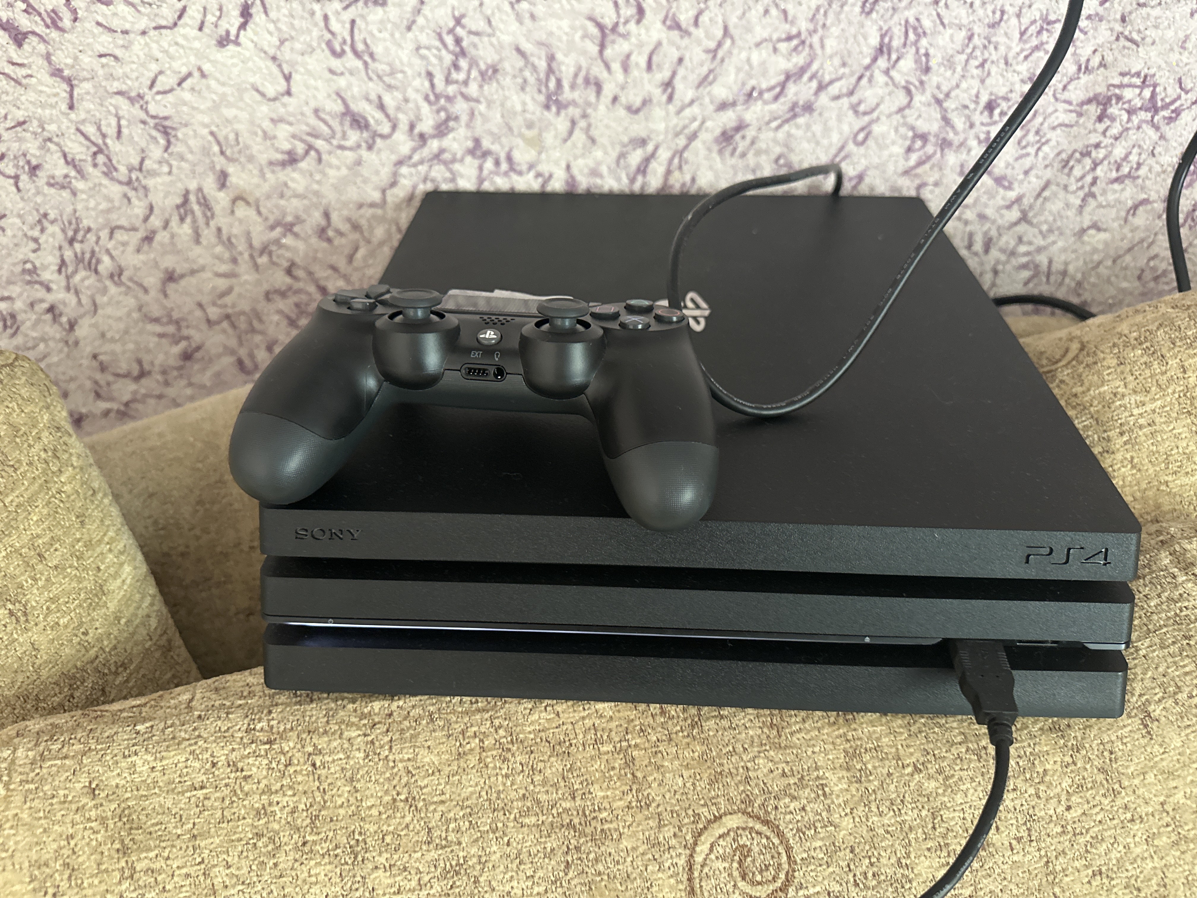 PlayStation 4 Pro, 1TB, o'yinlar va 2-joystik bilan