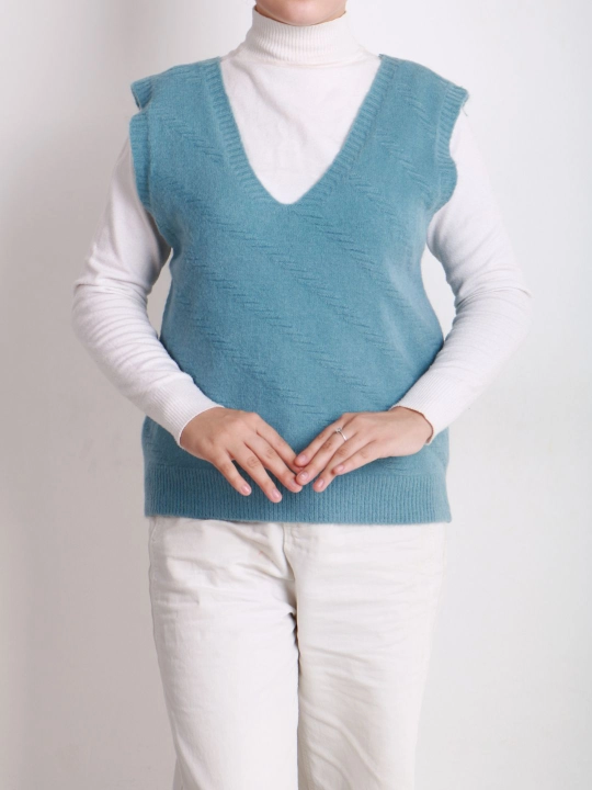Ayollar jiletkasi – angora, V-shakldagi yoqa