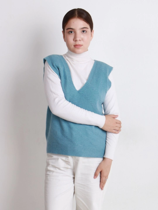 Ayollar jiletkasi – angora, V-shakldagi yoqa
