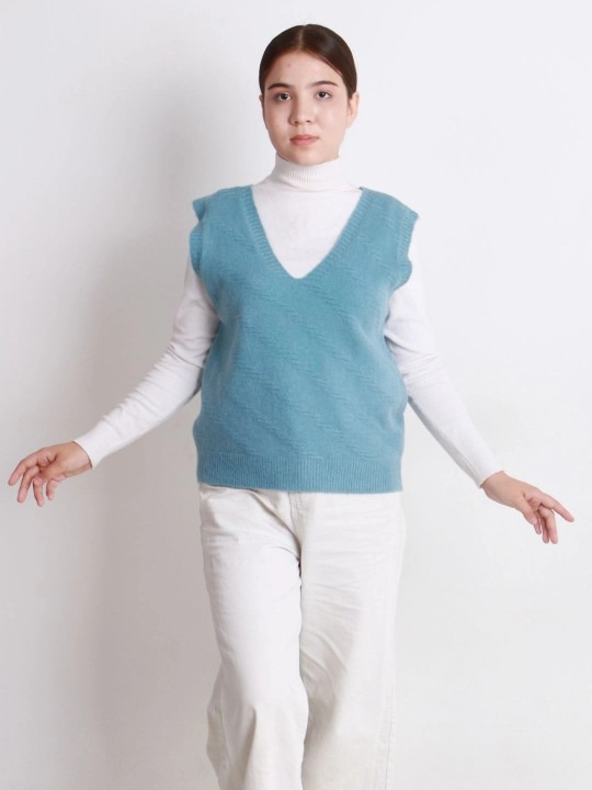 Ayollar jiletkasi – angora, V-shakldagi yoqa