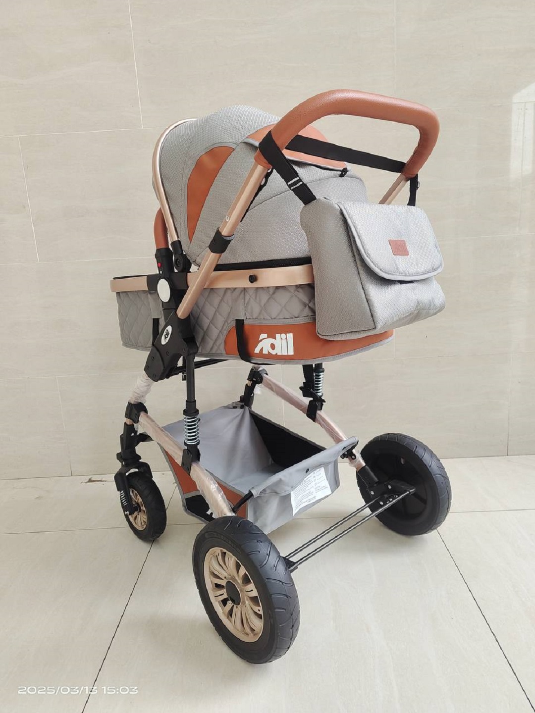 Детская коляска 3 в 1 Adil JX572T-Q8T с автолюлькой, муфтой для рук и сумкой для мамы