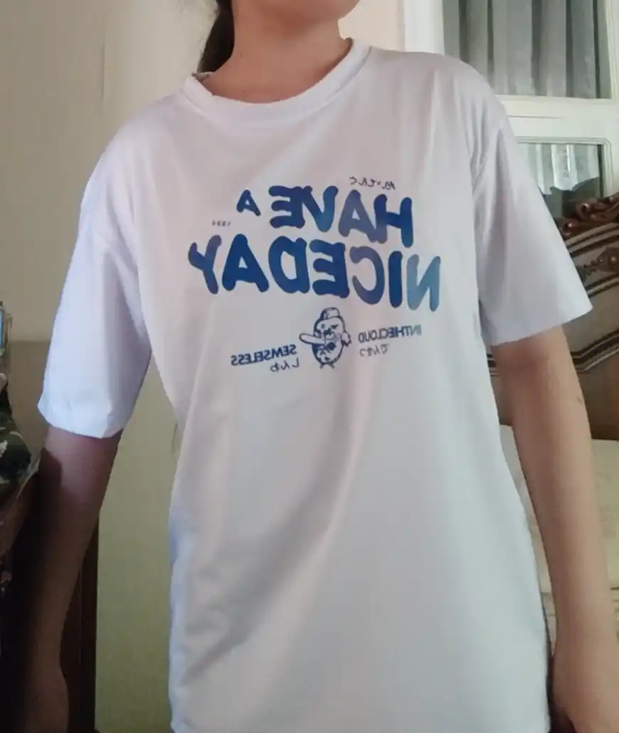 Katta o‘lchamli, bosma naqshli ayollar futbolkasi