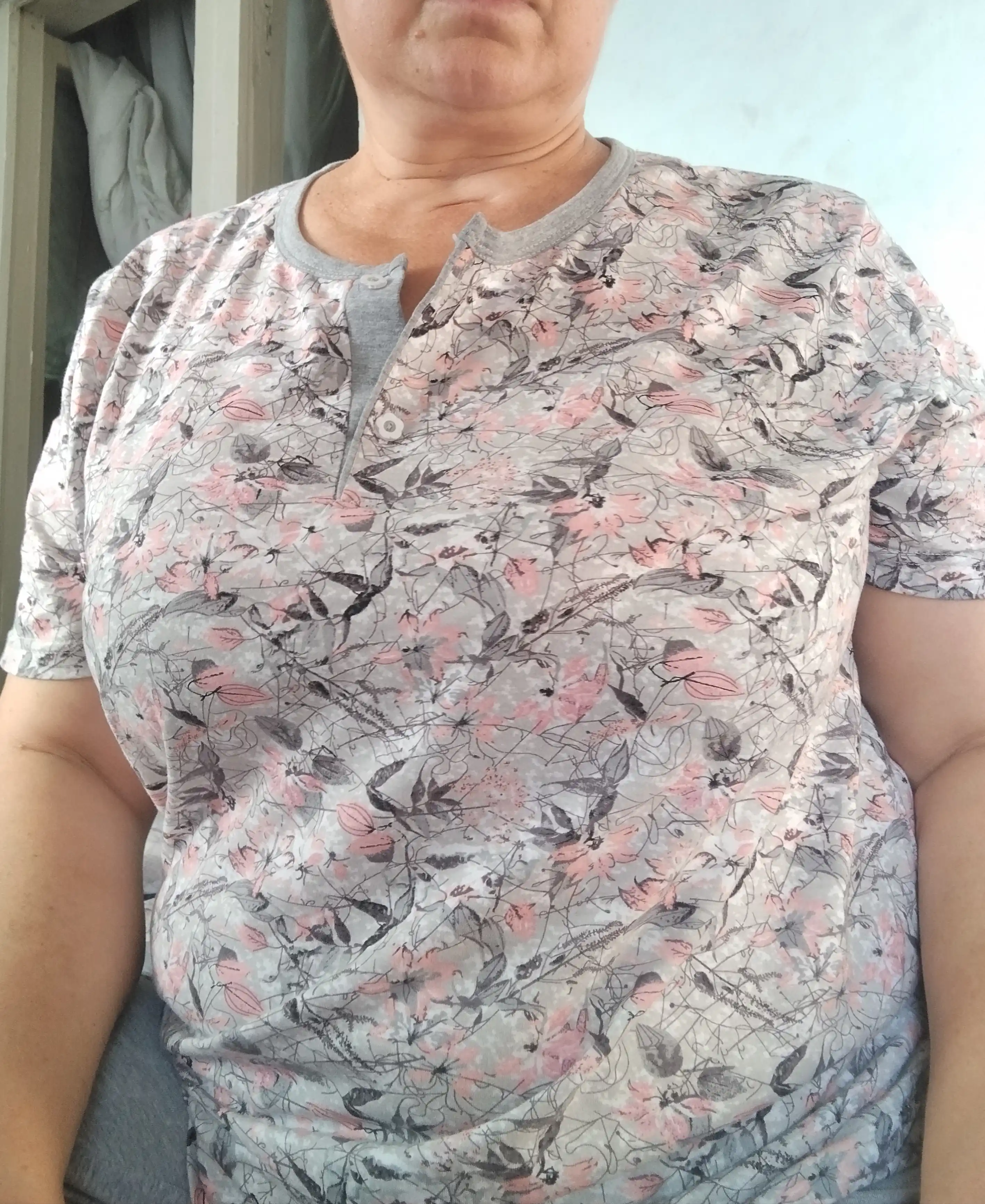 Ayollar pijamalari to'plami, futbolka va kapri