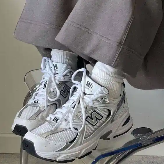 Erkaklar uchun krossovkalar, yoz-bahor-kuz uchun, 2 turdagi, 40 - 44 o'lchamda