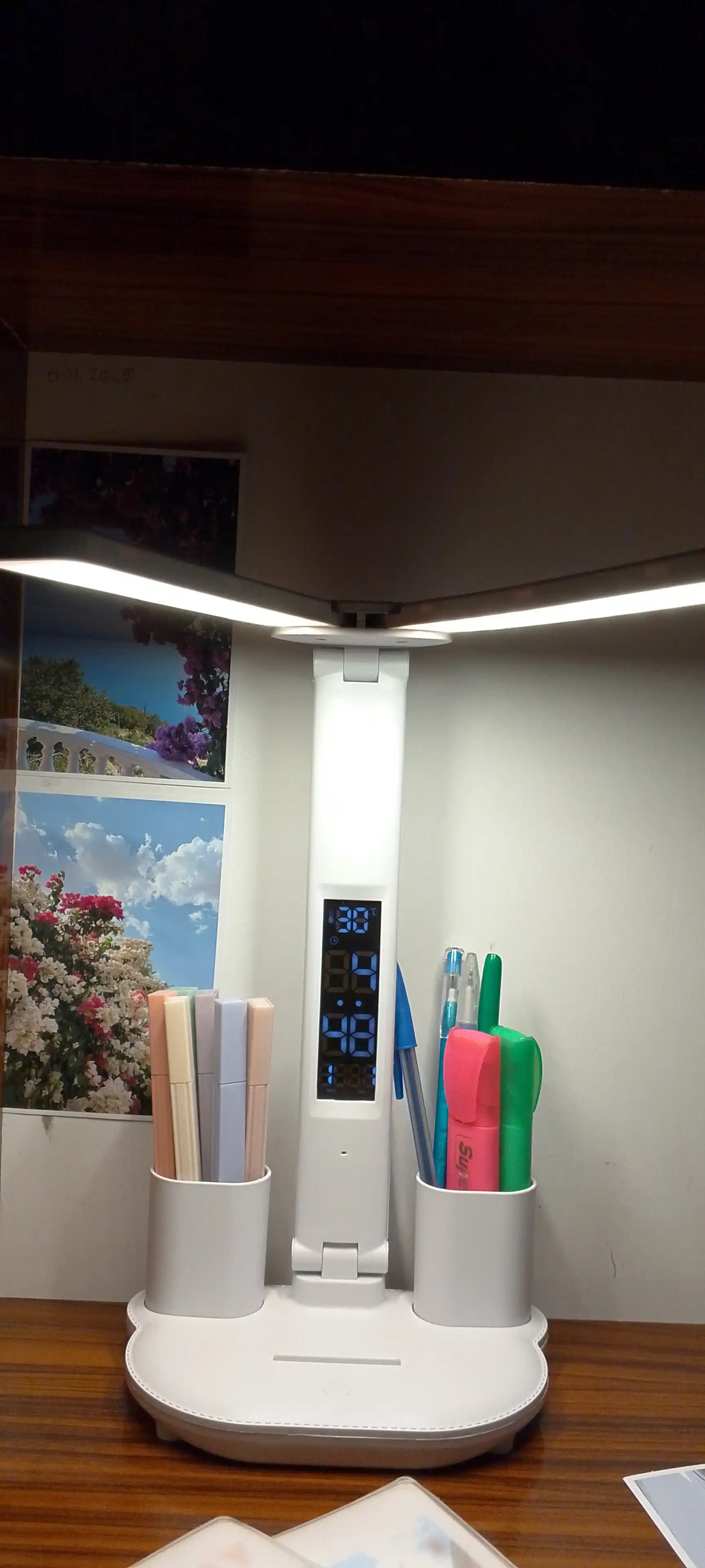 Soatli, senzorli va zaryad qilish funksiyasiga ega LED lampa, talabaga moslashgan