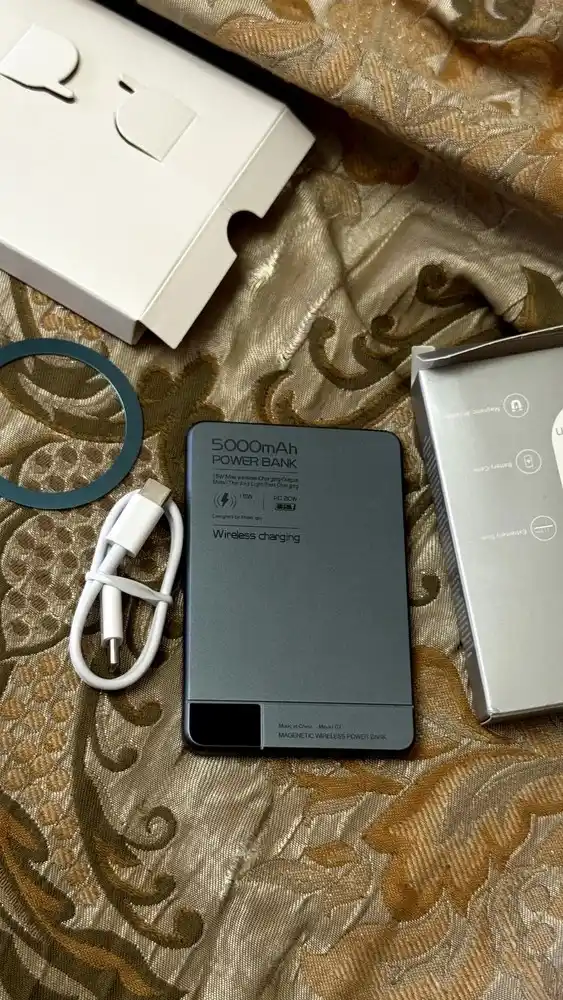 Simsiz tashqi akkumulyator MagSafe Power Bank, yupqa va zaryad ko'rsatkichi bilan
