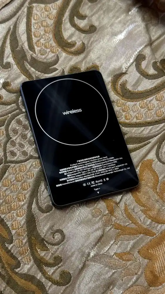Simsiz tashqi akkumulyator MagSafe Power Bank, yupqa va zaryad ko'rsatkichi bilan