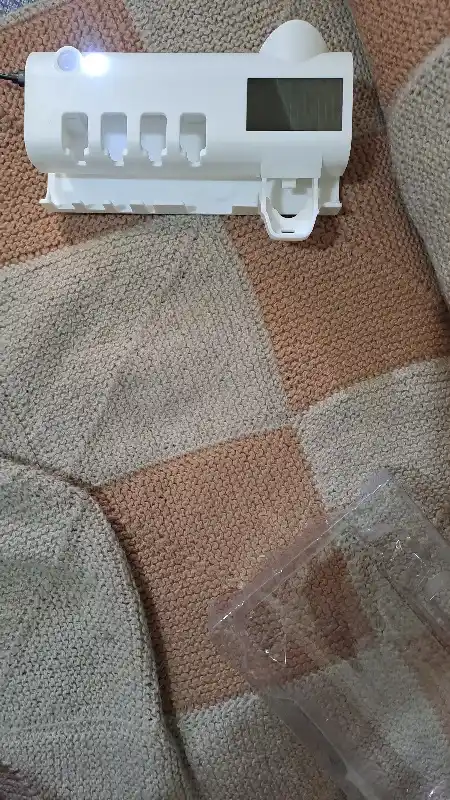 Dozator, tish cho'tkalari va tish pastasi uchun ushlagich, dispenserli, UV sterilizatorli