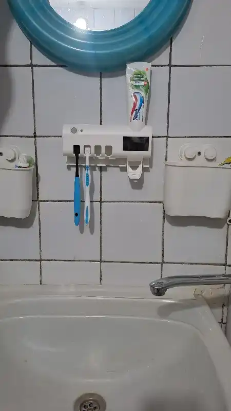 Dozator, tish cho'tkalari va tish pastasi uchun ushlagich, dispenserli, UV sterilizatorli