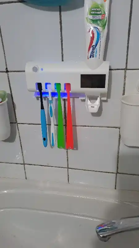 Dozator, tish cho'tkalari va tish pastasi uchun ushlagich, dispenserli, UV sterilizatorli