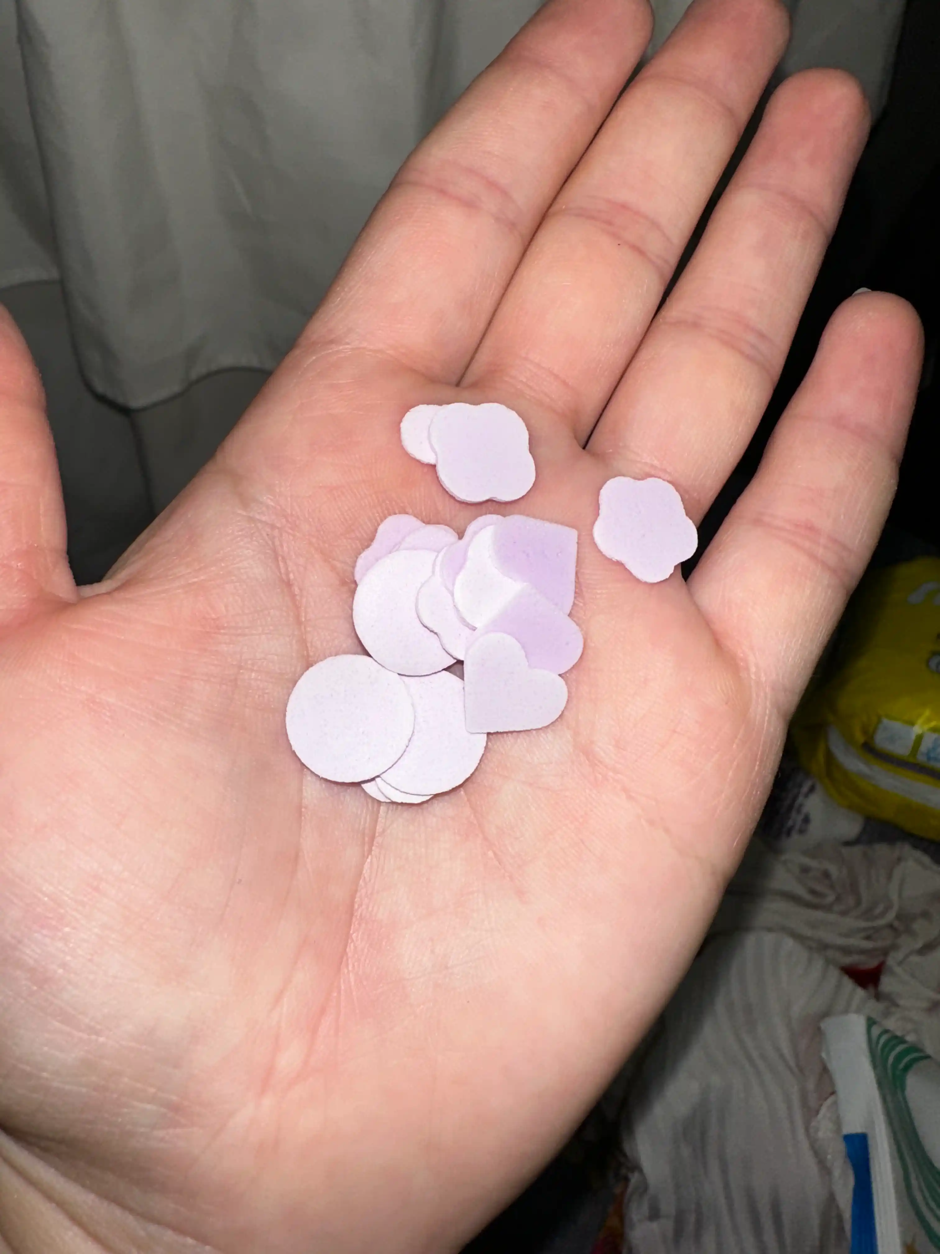 Qo‘l uchun sovun, bolalar, qog‘oz, gulbarglar, shisha idishda quruq sovun