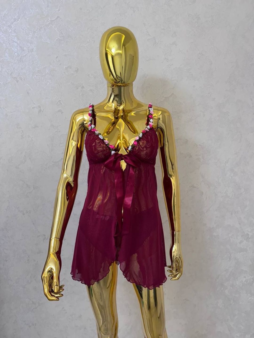 Videoda gozal ayol ozining jozibasini namoyish etadi. U menga massaj berdi va mening sikimga otirdi.