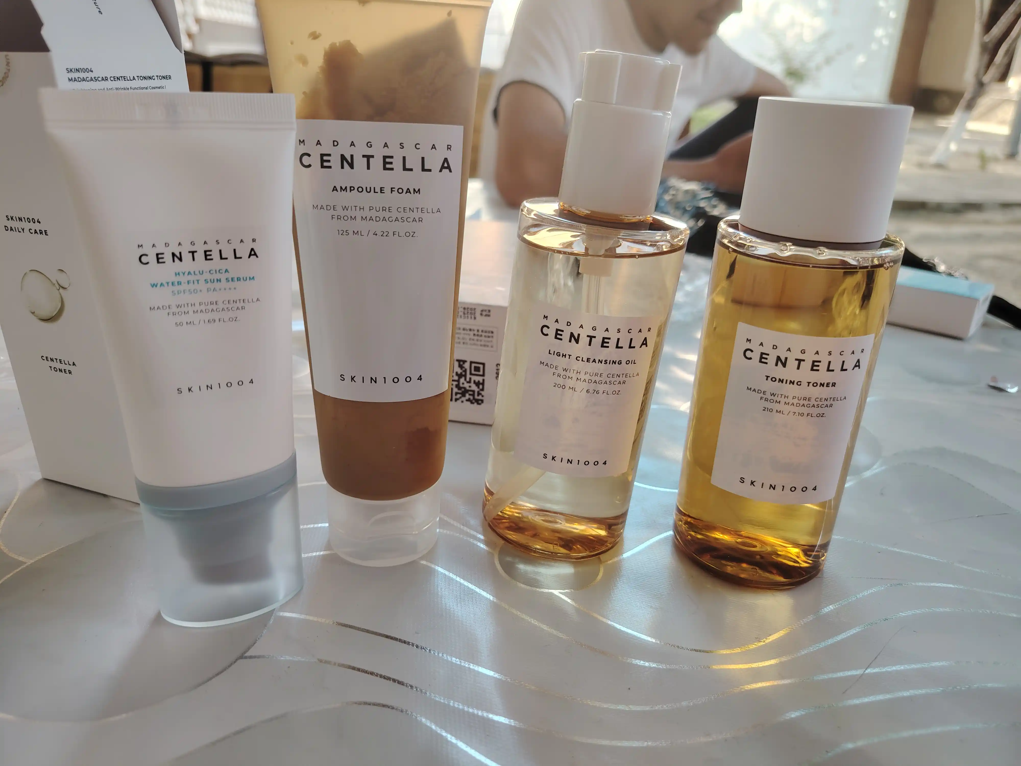 Quyoshdan himoyalovchi SKIN1004 Centella Hyalu-Cica Water-Fit Sun Serum SPF50+ PA++++