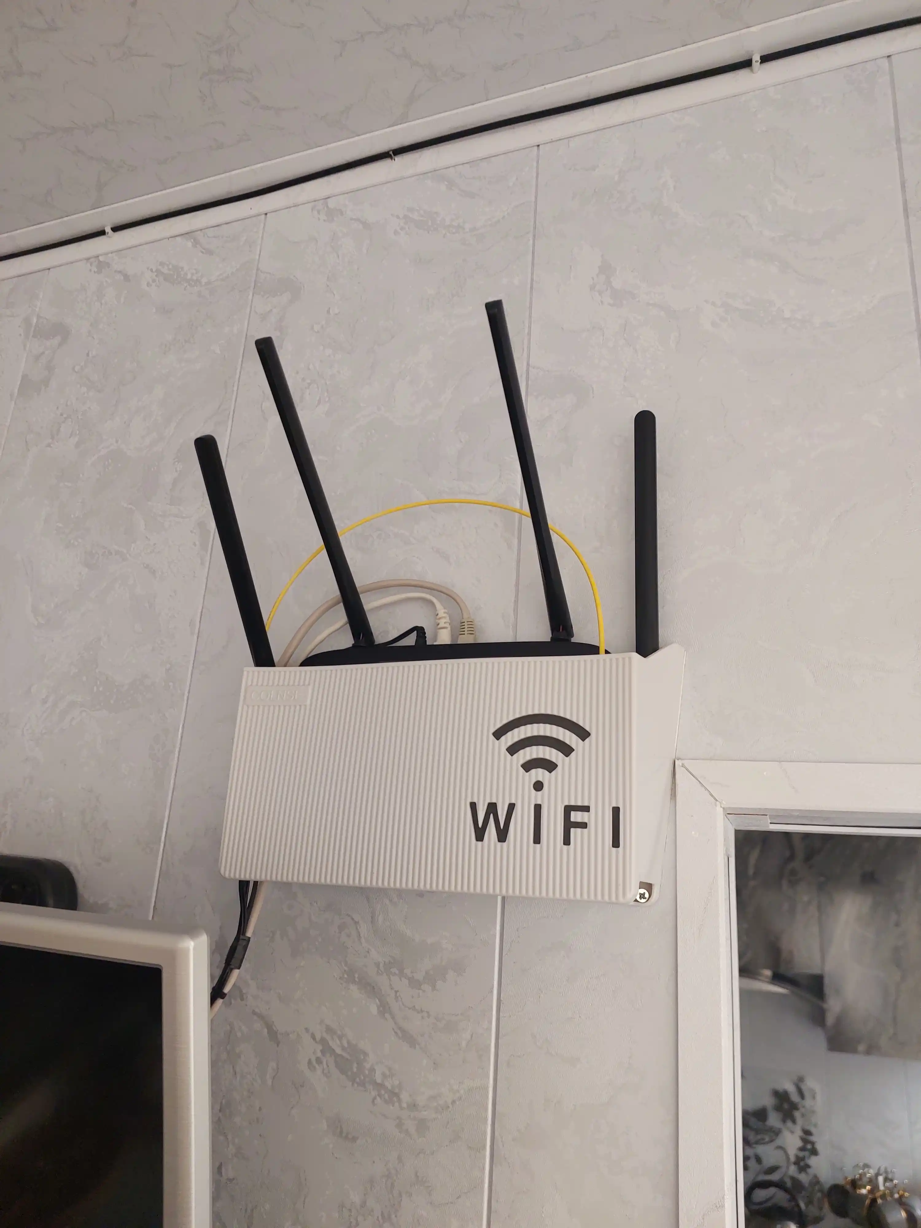Wi-Fi router uchun devorga ornatiladigan organayzer