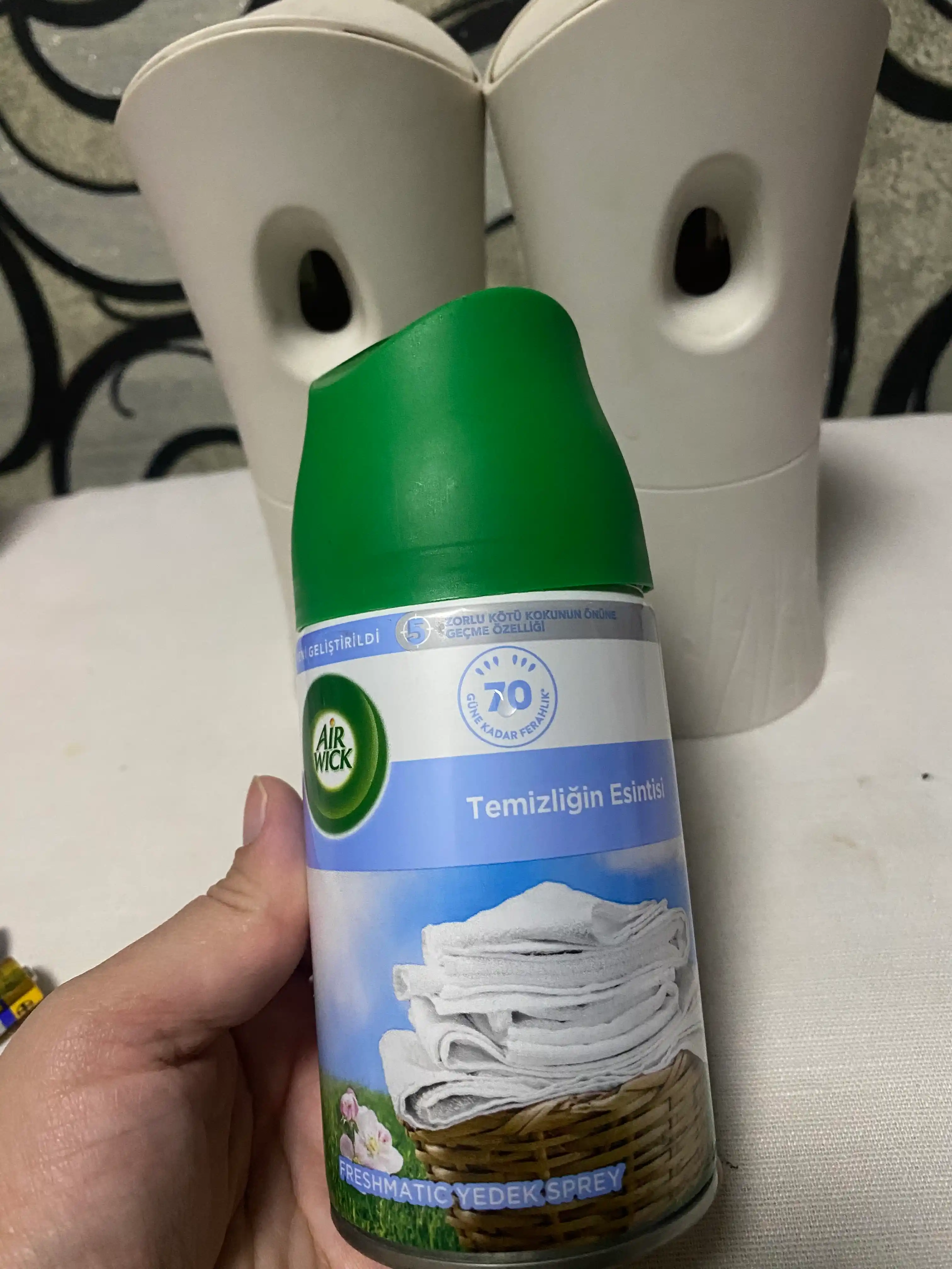 Air Wick "Zig'irning salqinligi va lilakning yangiligi" almashtiriladigan balon, 250ml