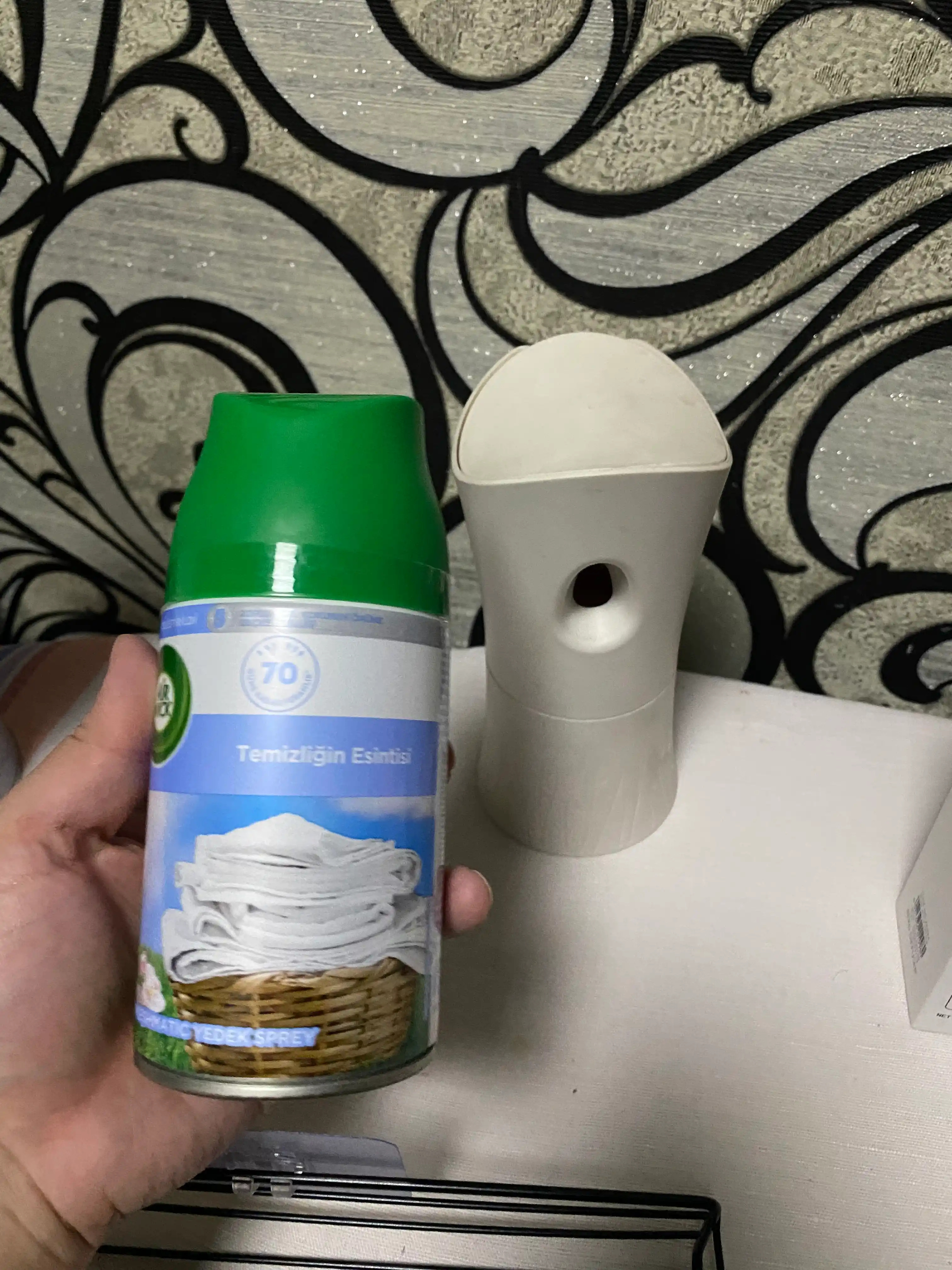 Air Wick "Zig'irning salqinligi va lilakning yangiligi" almashtiriladigan balon, 250ml