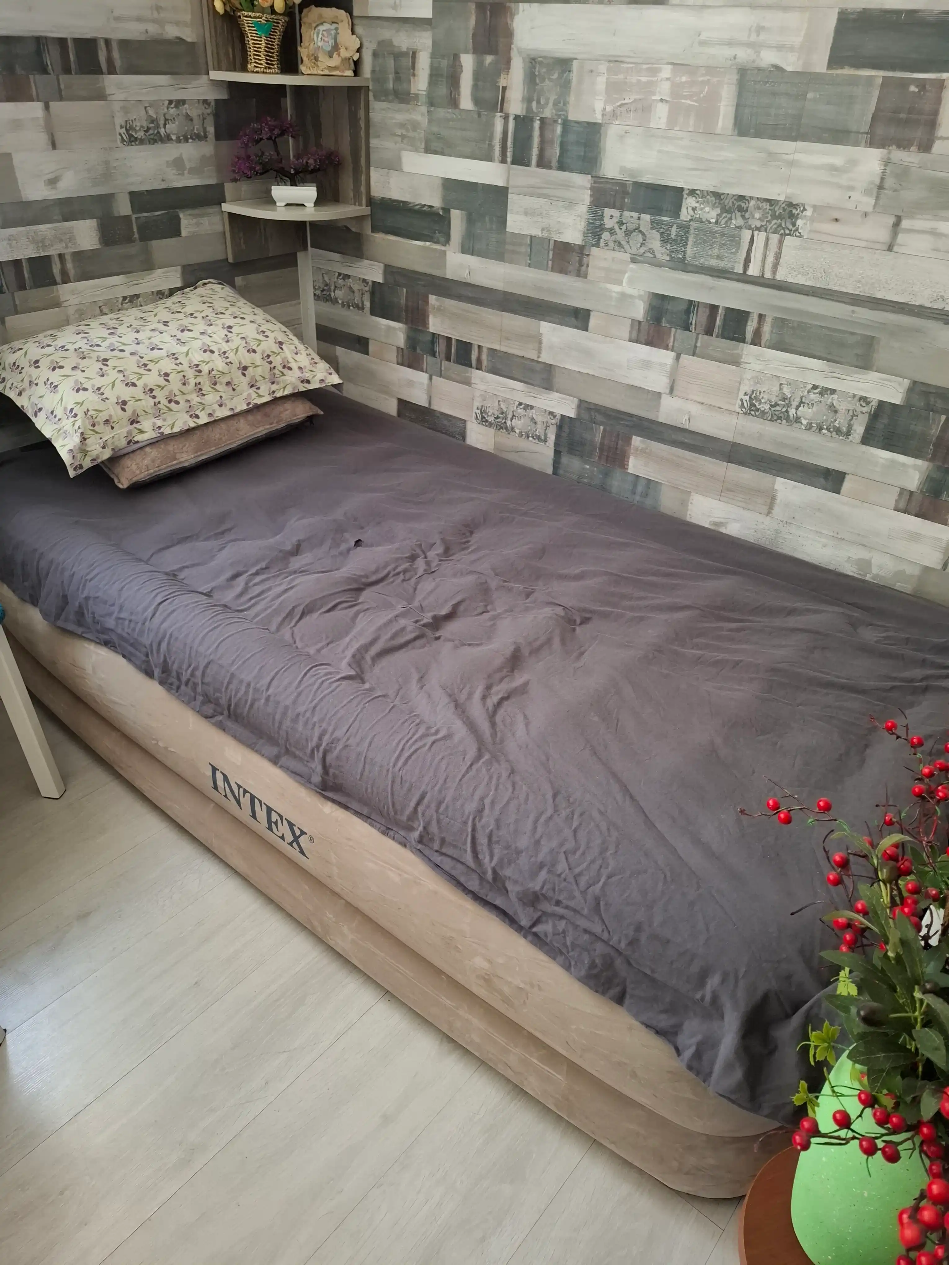 Intex elektr nasosi o‘rnatilgan bir kishilik shishiriladigan karavot, 99 * 191 * 46 sm