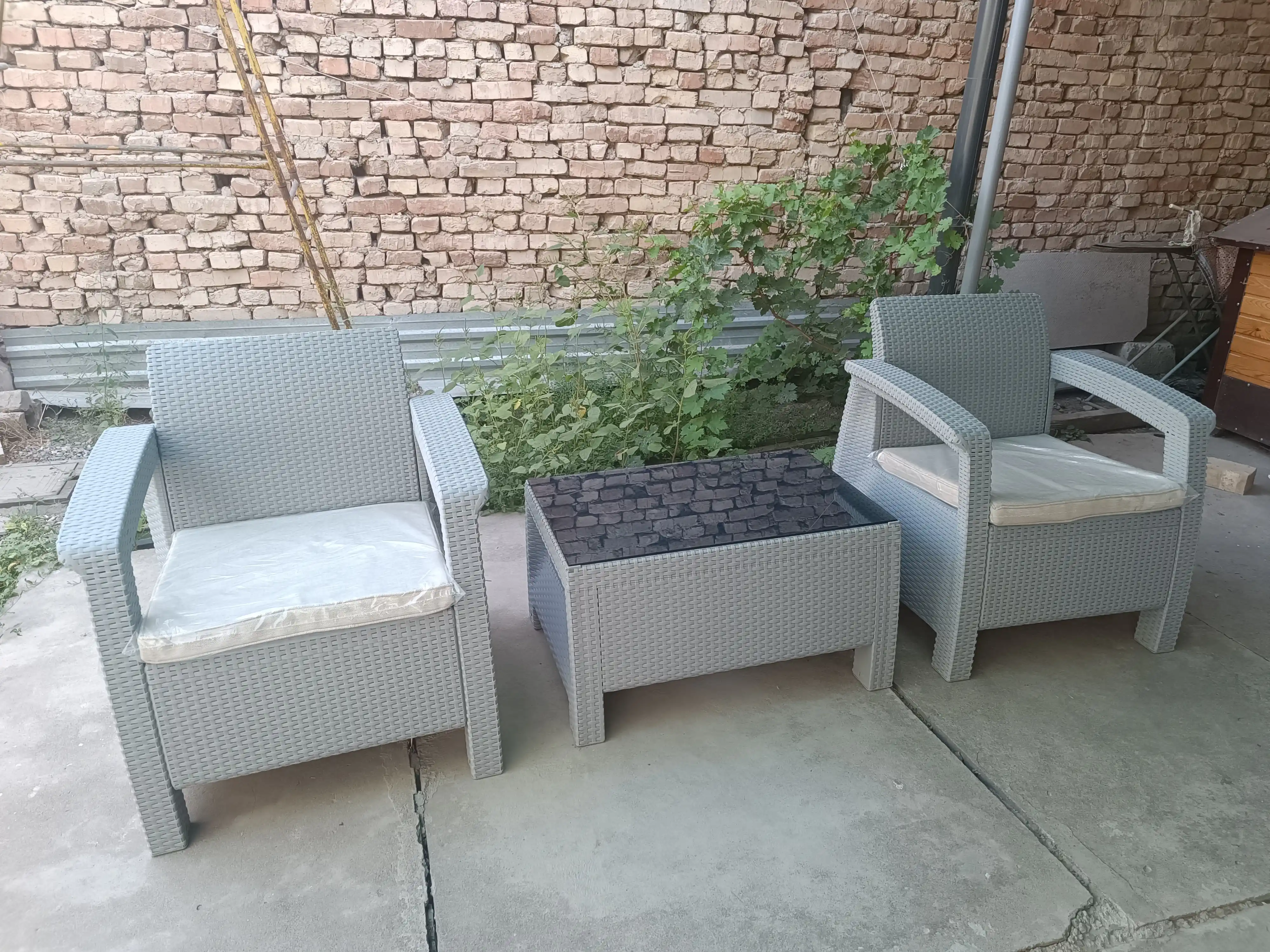 Bog‘ uchun mebellar to‘plami 2 ta kreslo va 1 ta stol, rotangga o‘xshash