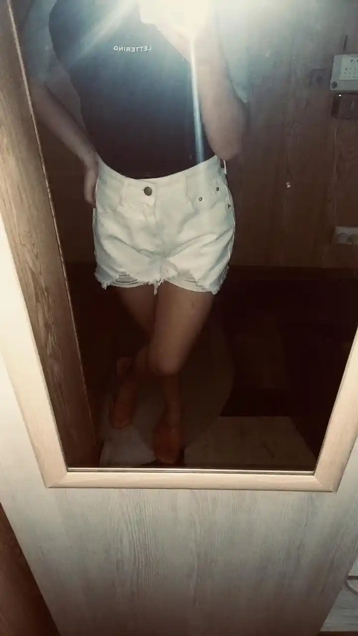 Ayollar yozgi shortigi, djinsi, eskirgan