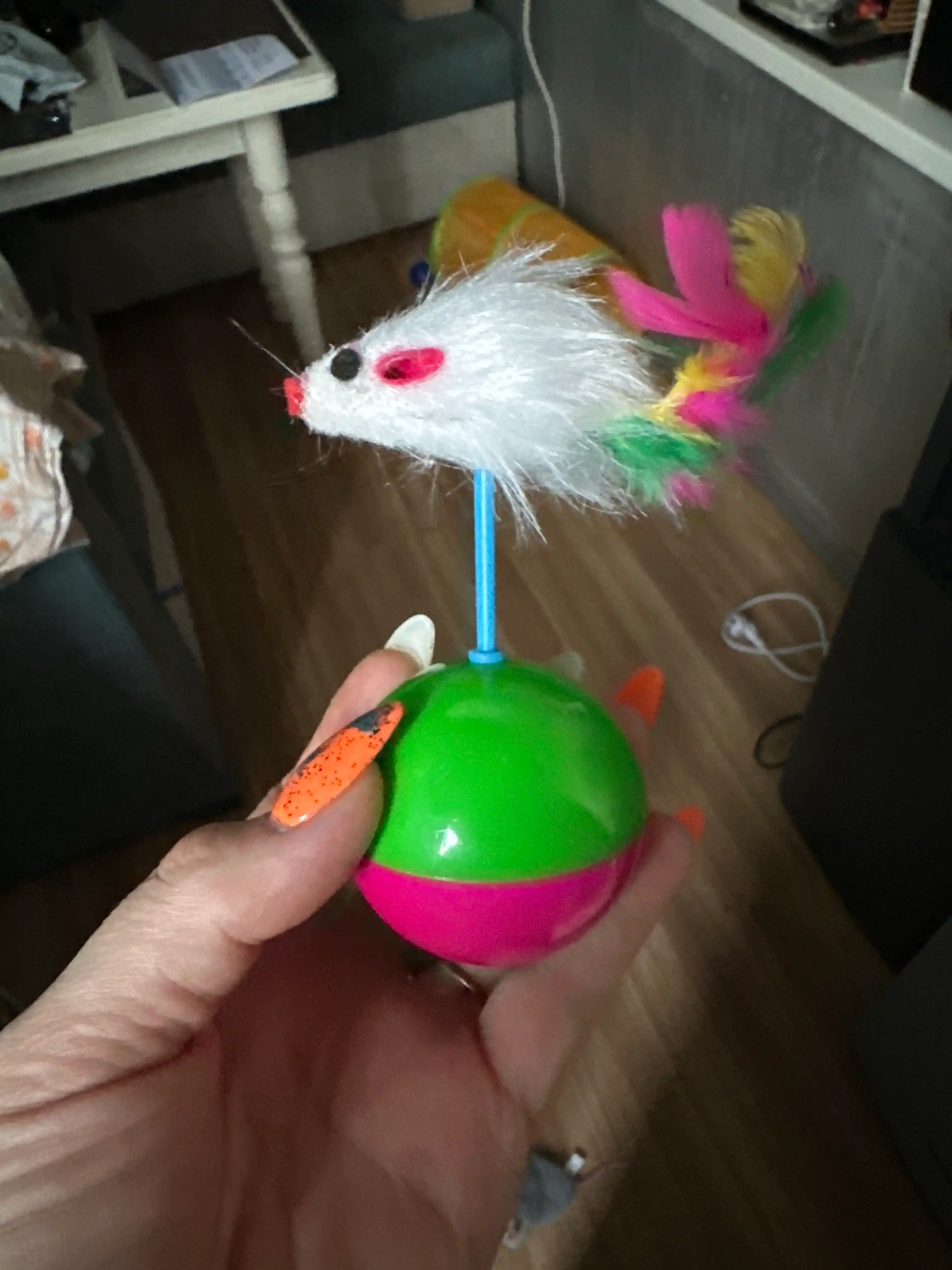 Игрушка мячик-неваляшка с мышкой-перышком, для котят и кошек