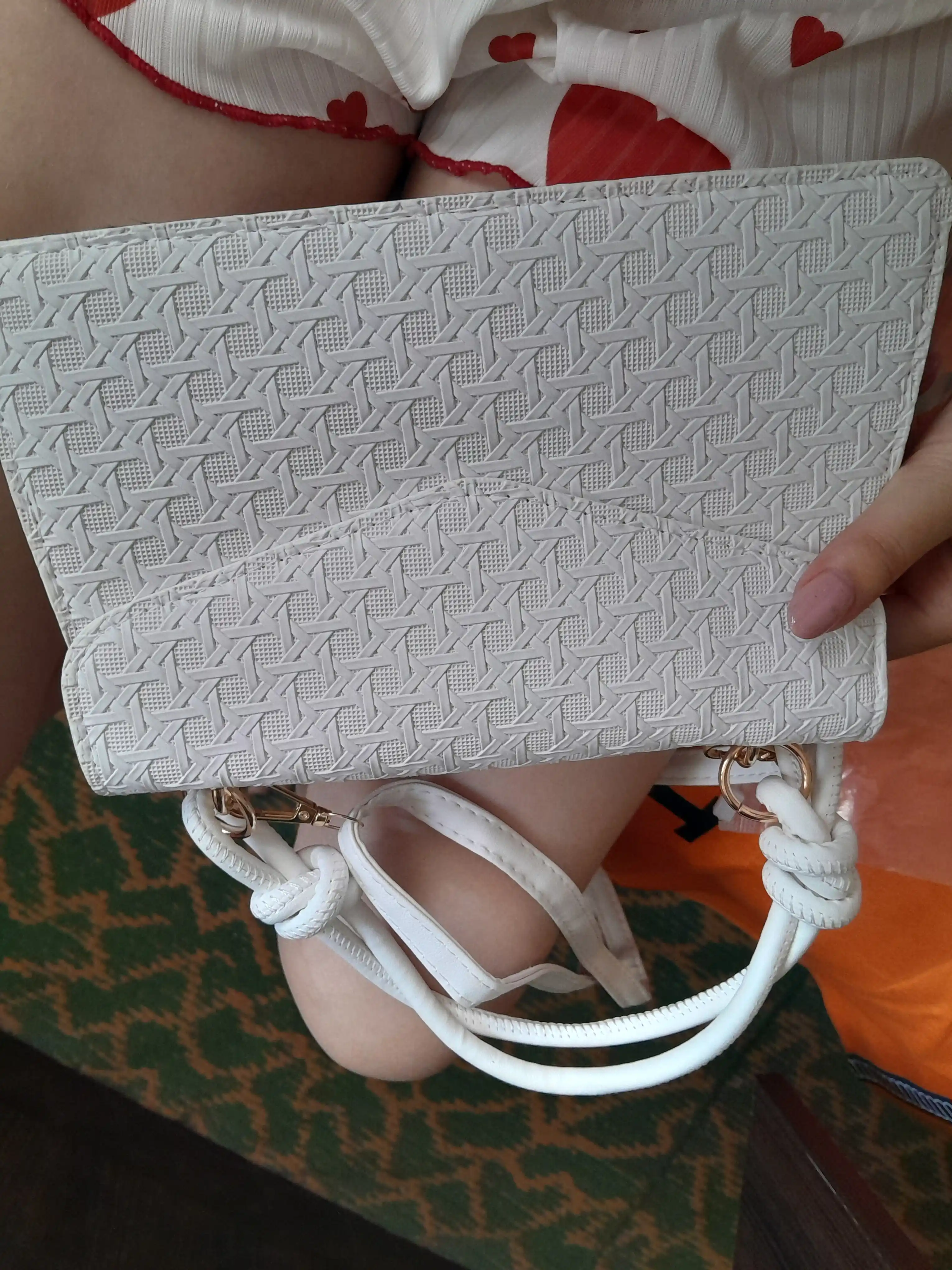 Ayollar yelka sumkasi
