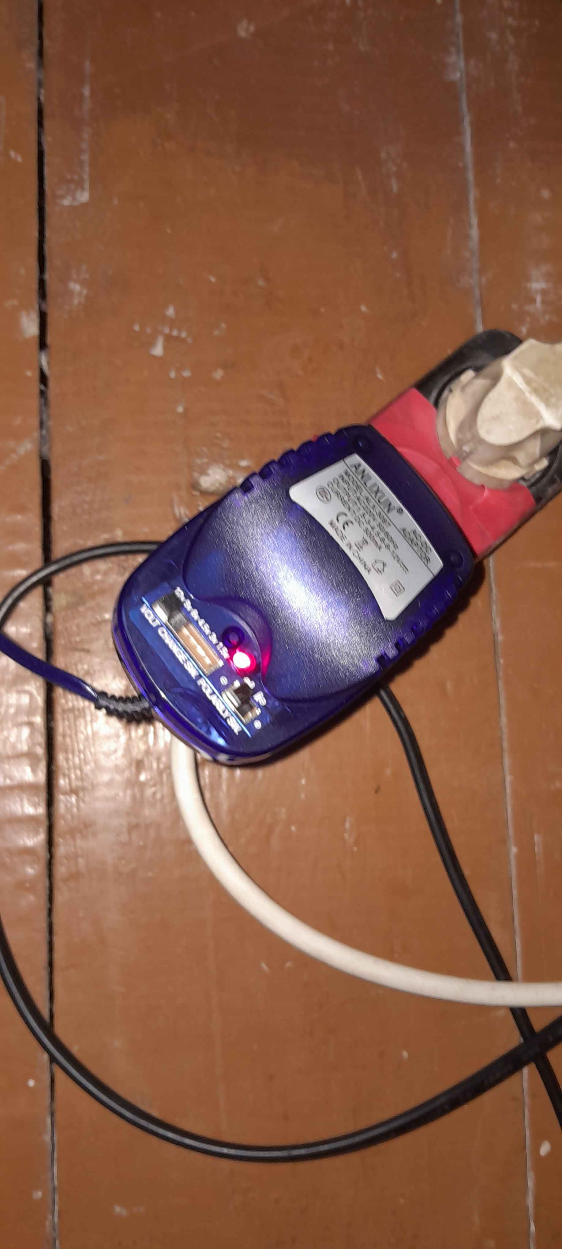 Universal quvvat bloki 1.5-12V sozlanadigan adapter