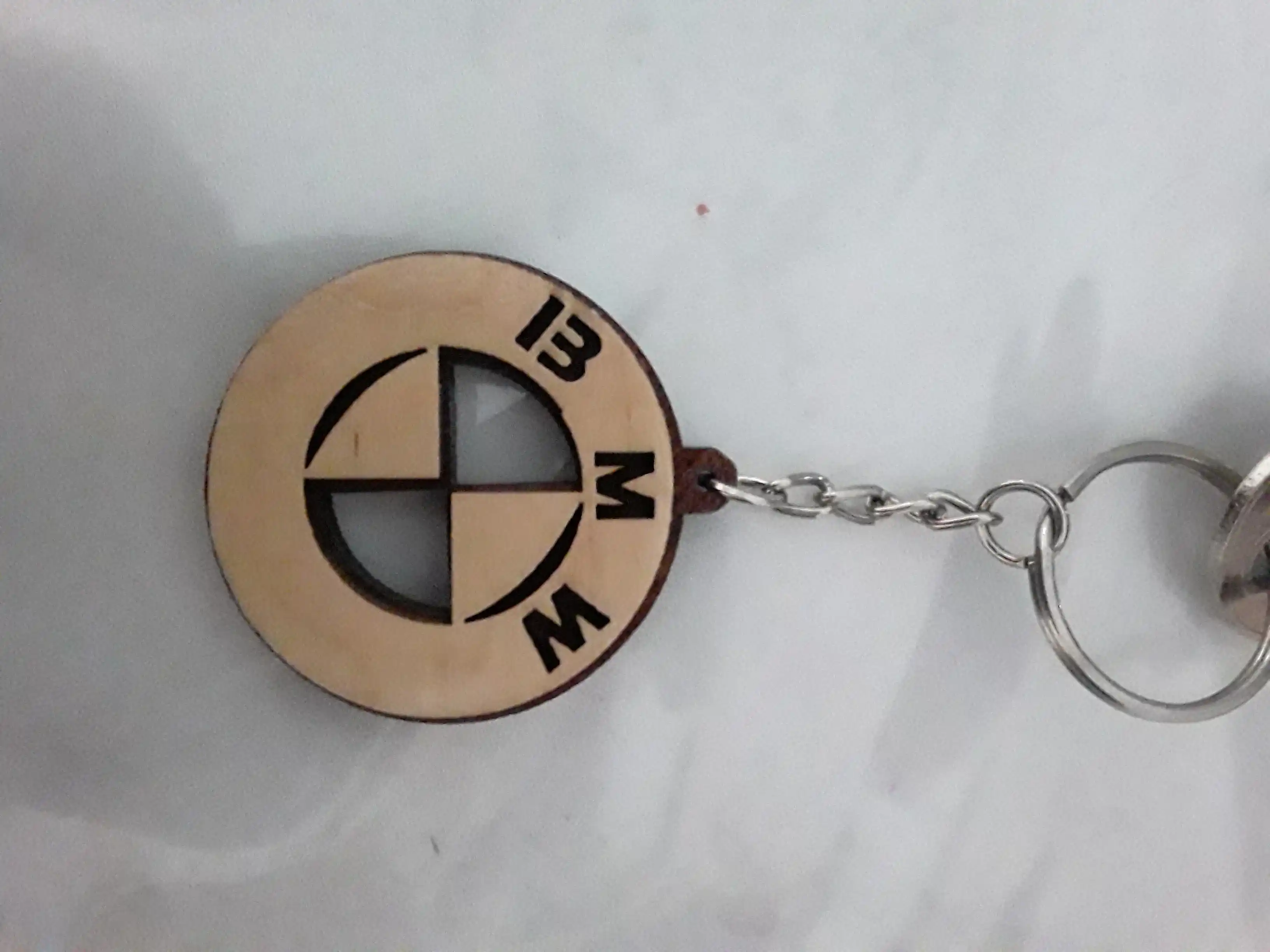 Kalitlar uchun yog'ochli brelok BMW, diameter 42 mm