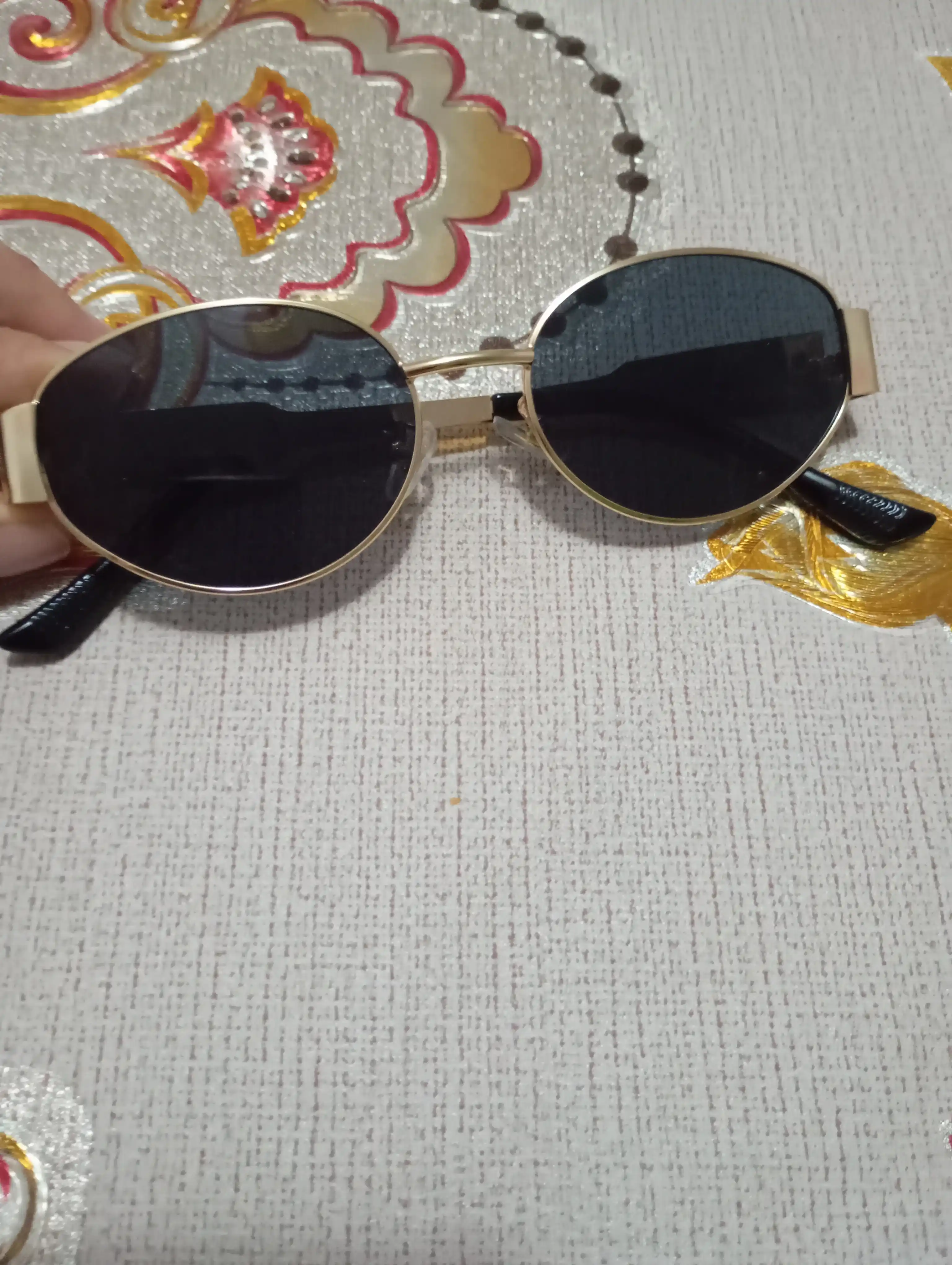 Ayollar quyoshdan saqlaydigan ko'zoynaklar