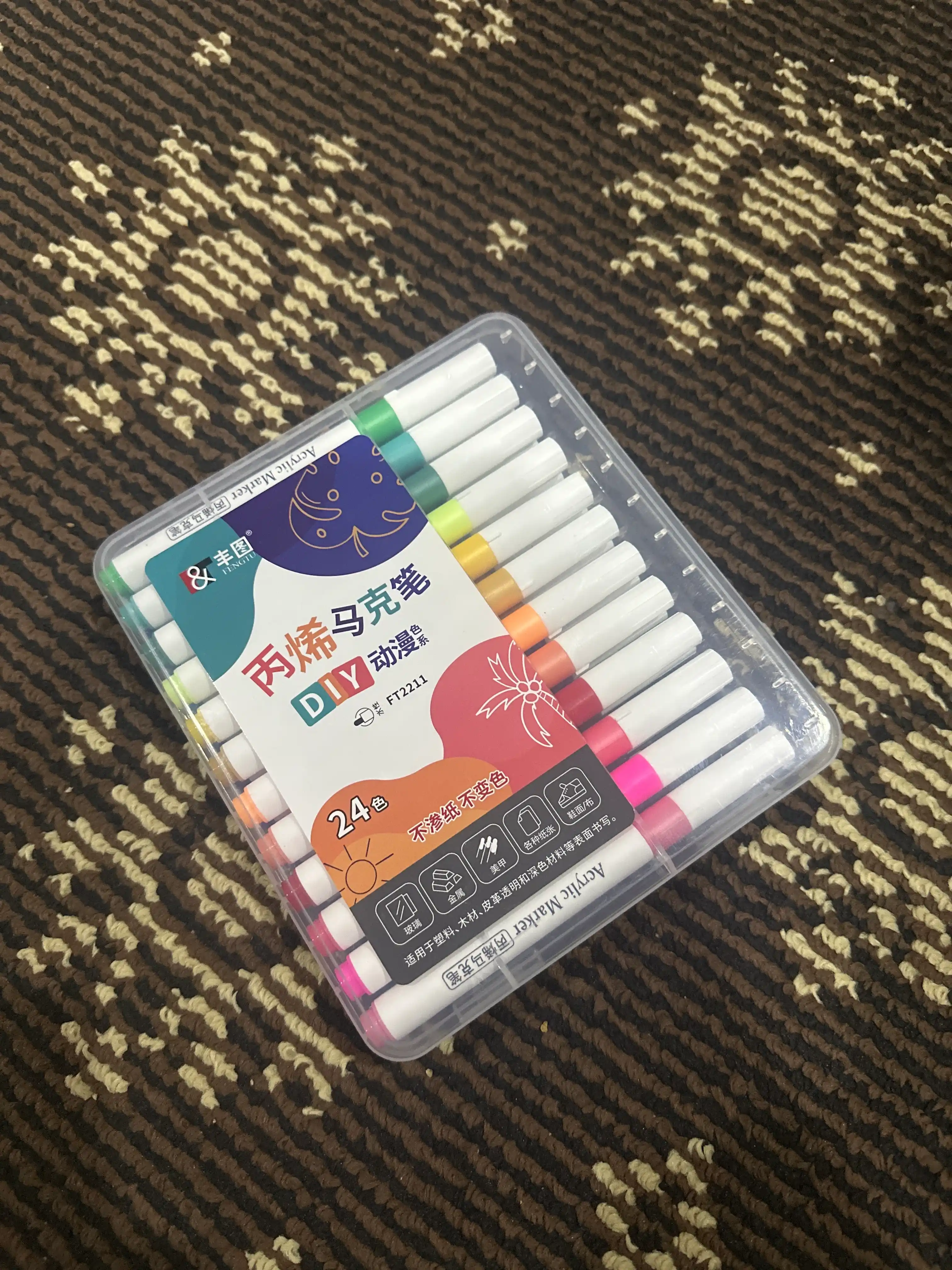 Набор цветных фломастеров, яркие и насыщенные цвета