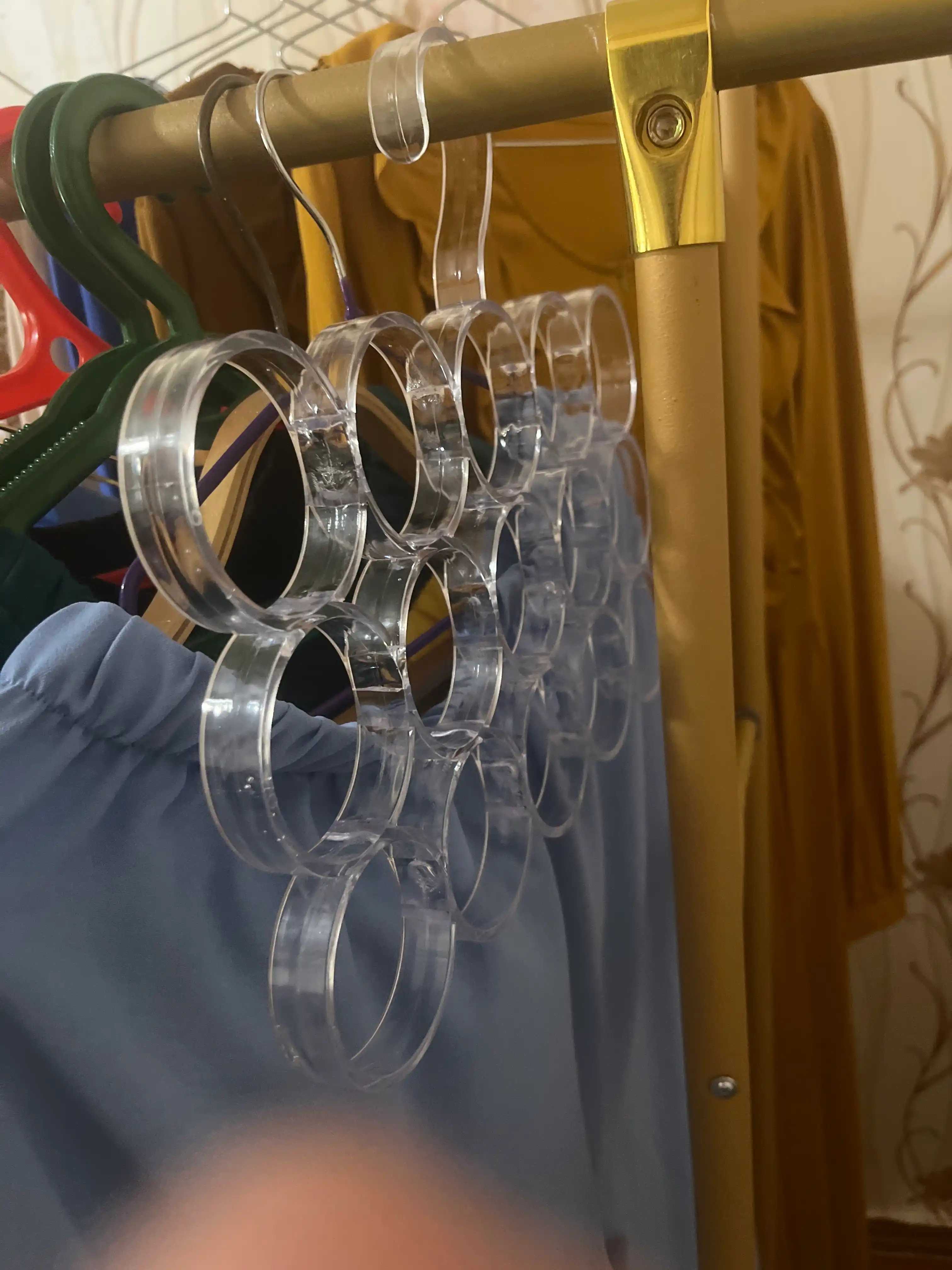 Ko'p qavatli ilgich, plastik, ro'mol va sharf, galstuk va kamar saqlash uchun