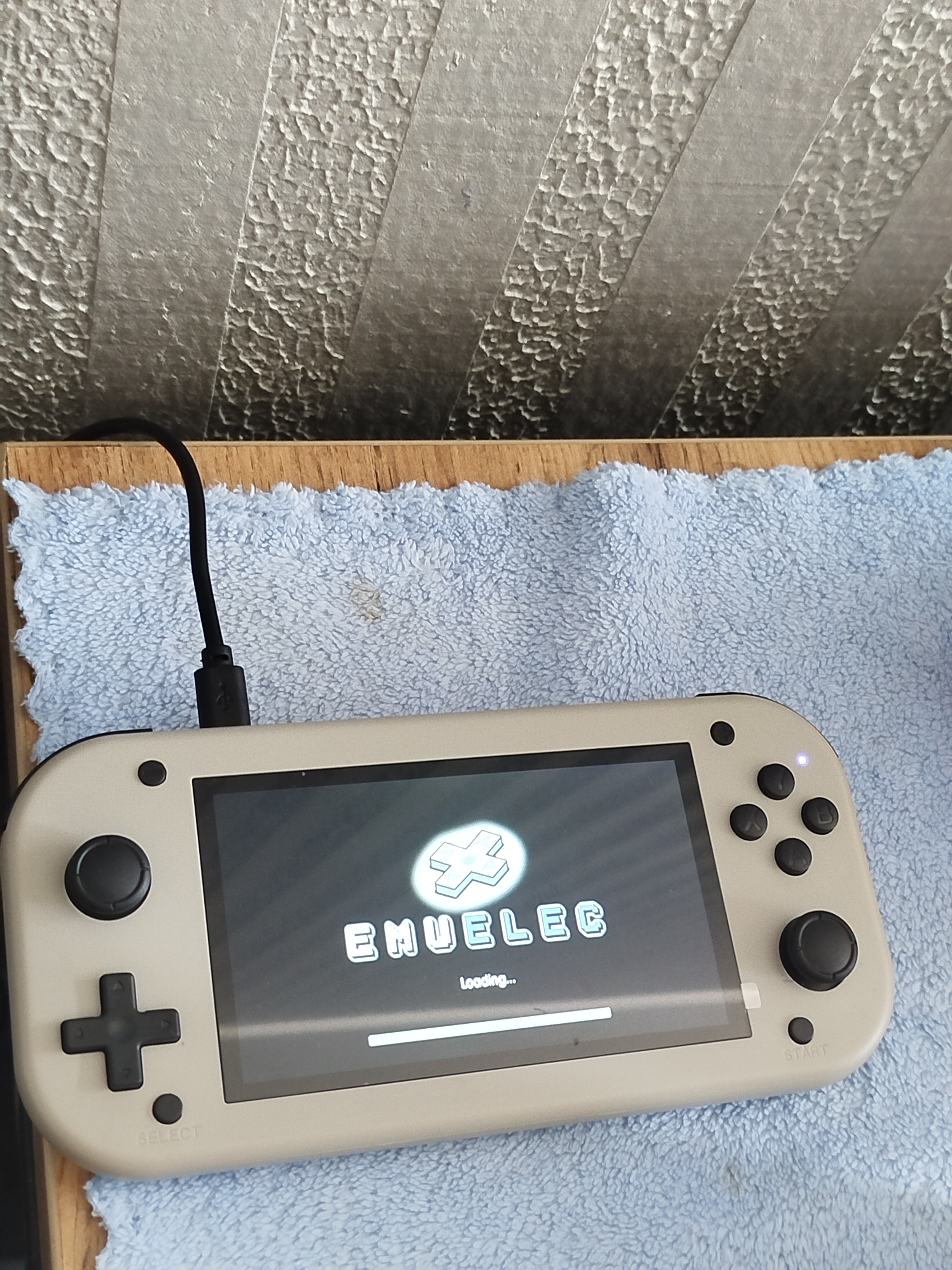 M17 Retro qo'l o'yin konsoli 4,3 dyuymli LCD displey, o'rnatilgan 64 GB karta
