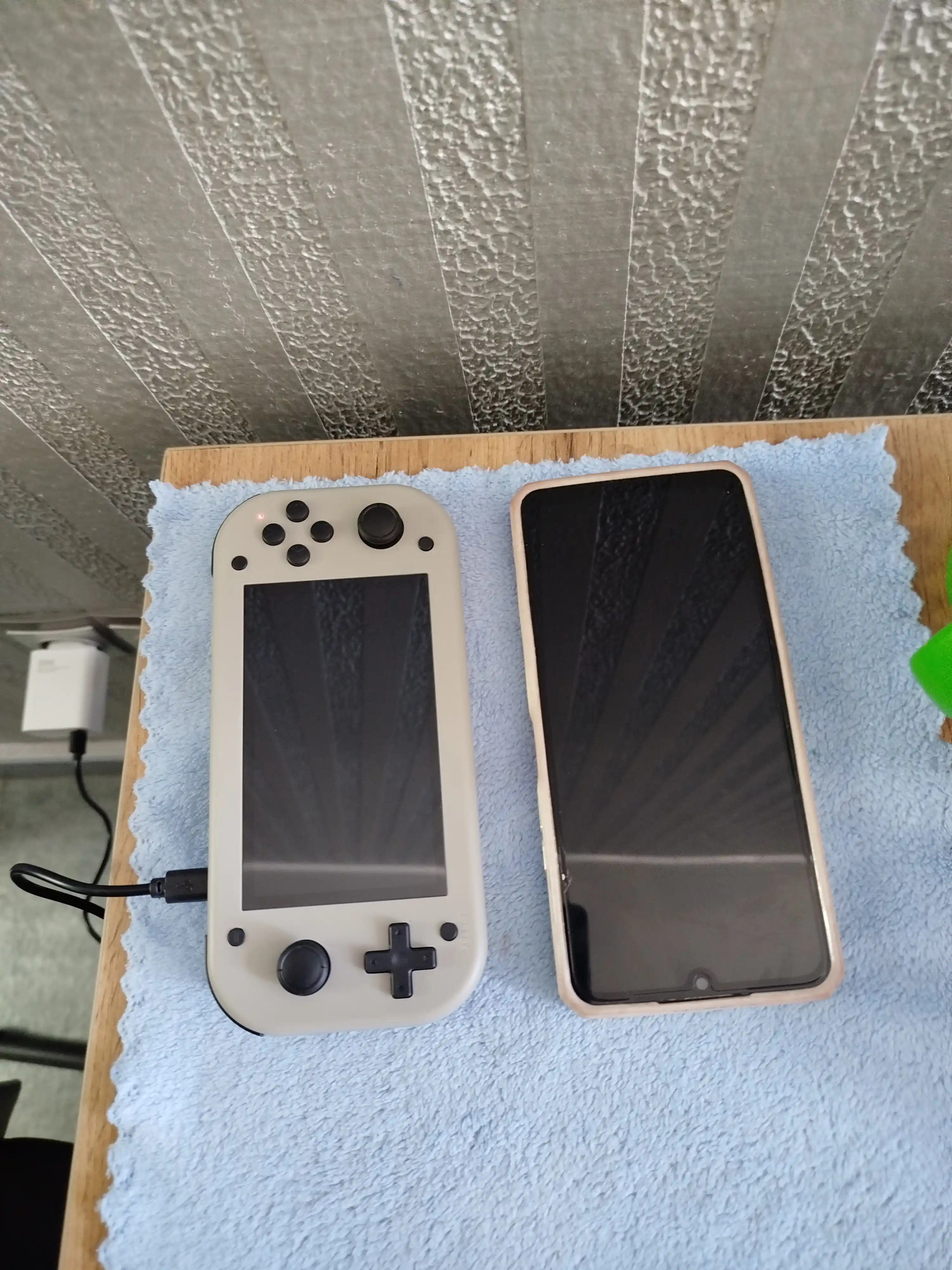 M17 Retro qo'l o'yin konsoli 4,3 dyuymli LCD displey, o'rnatilgan 64 GB karta