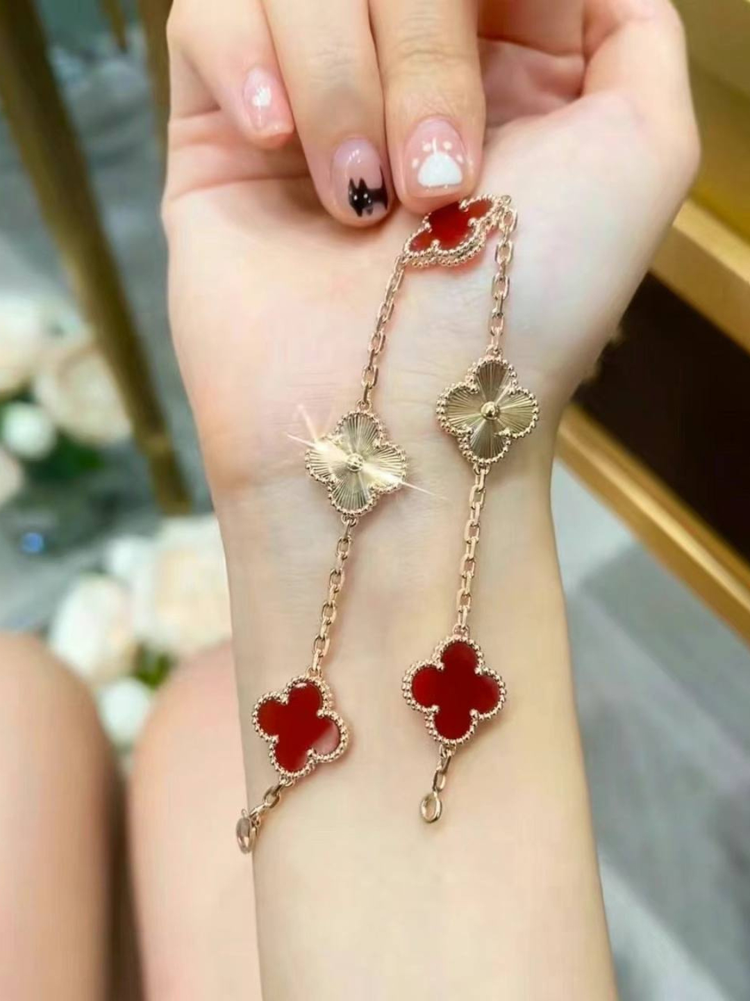 Jinsiy aloqada charm kiyimdagi ayollar