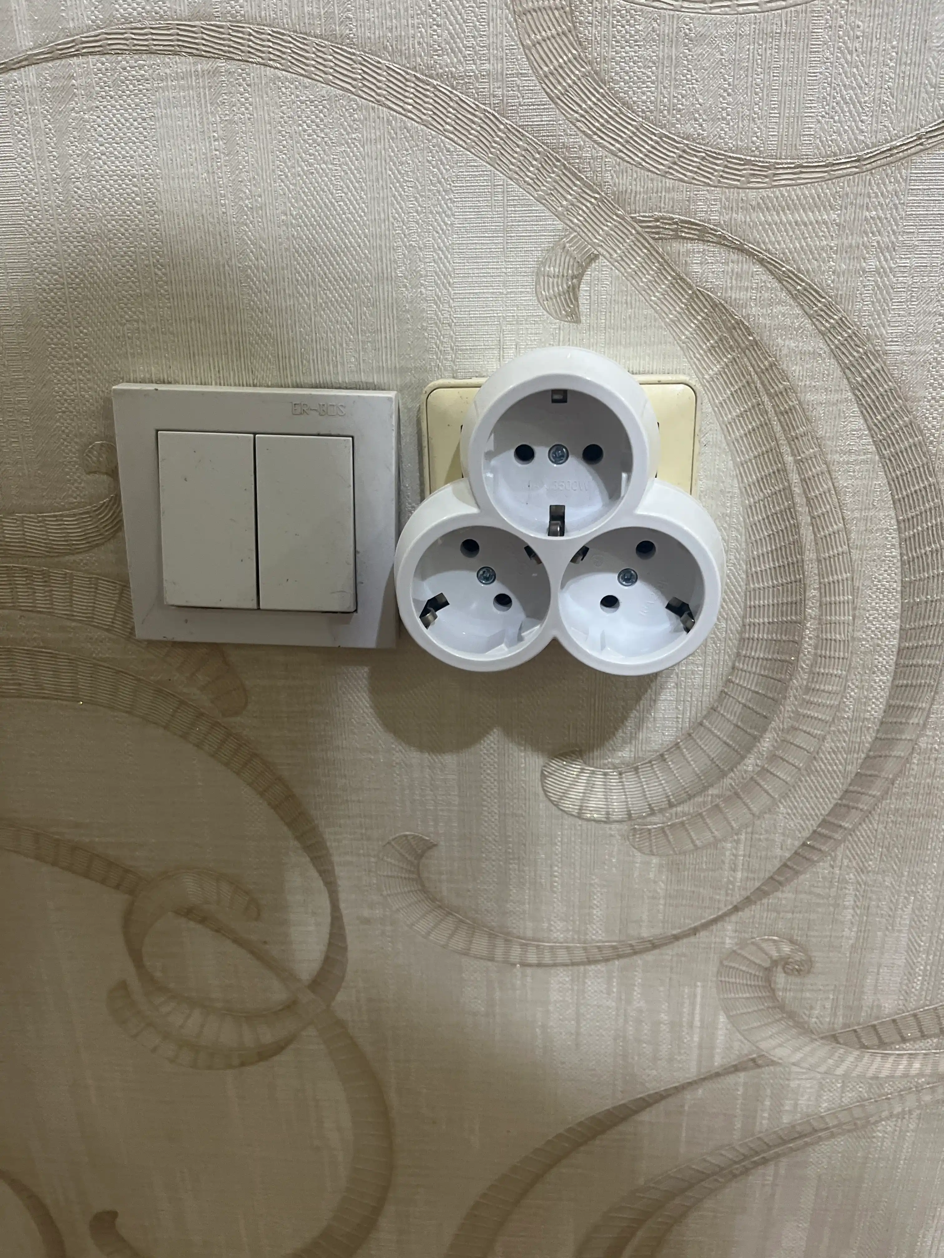 Uch rozetkali troynik Dusel electrical